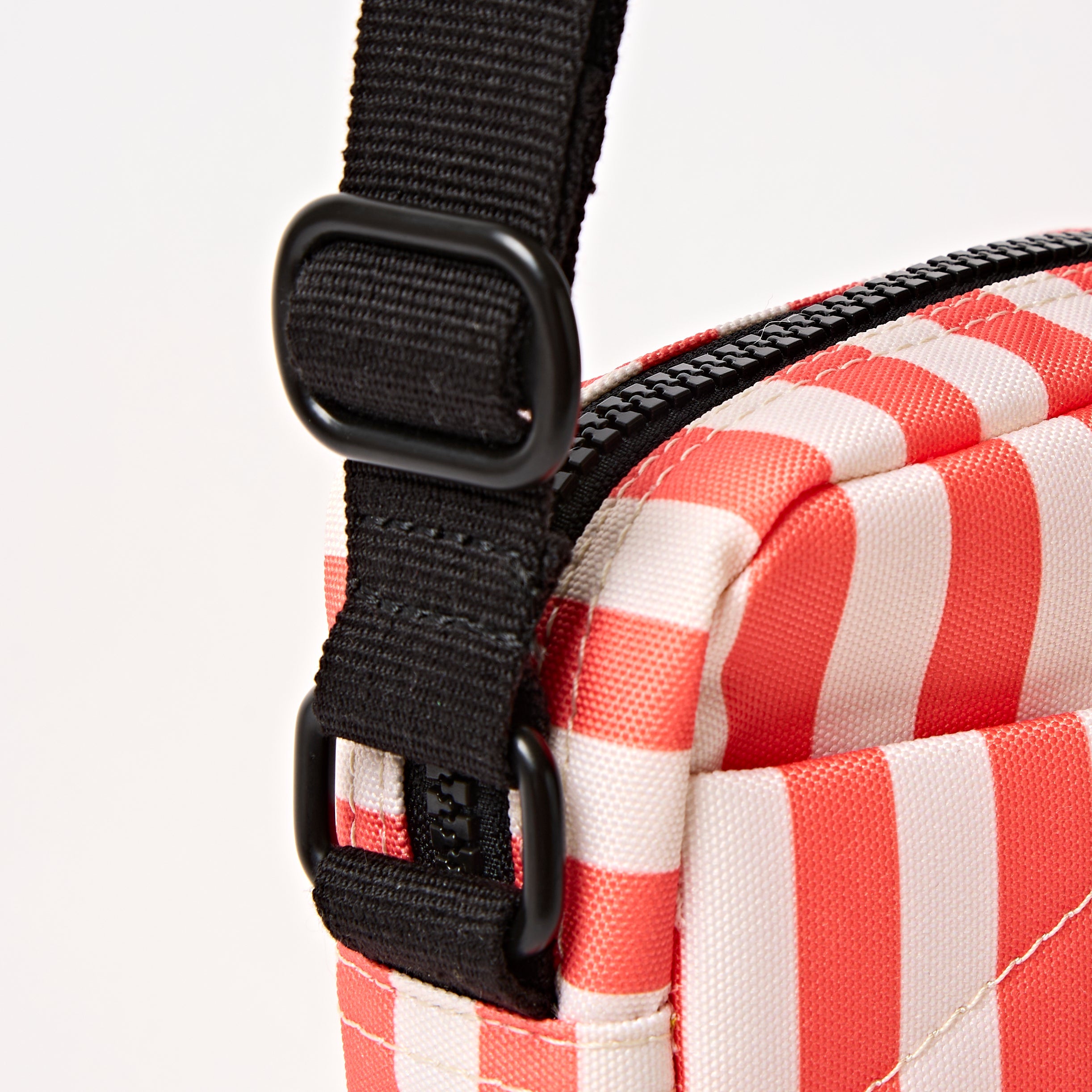 ROKA London - Bond S crossbody-väska med ficka #Färg_Coral_Stripe