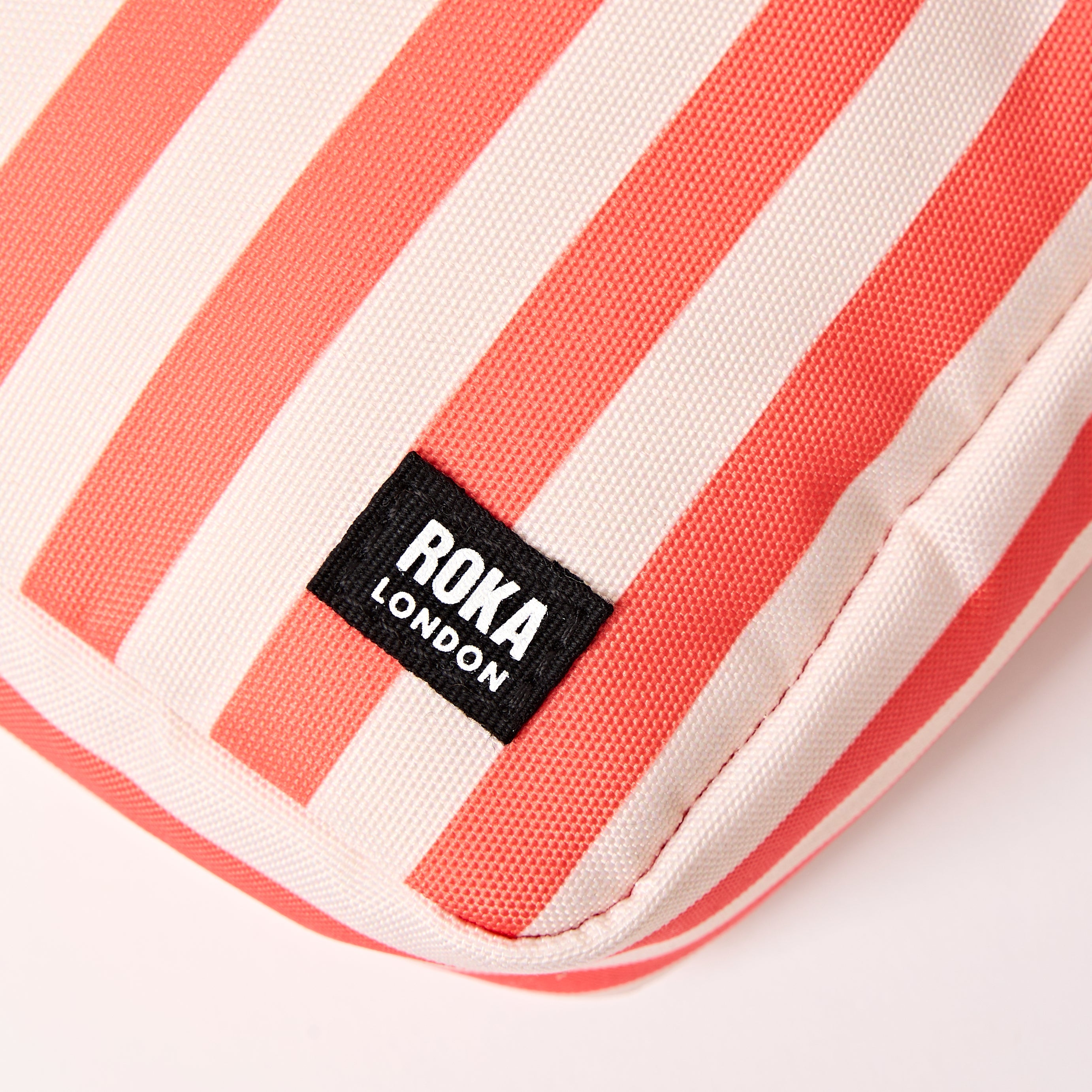 ROKA London - Bond S crossbody-väska med ficka #Färg_Coral_Stripe