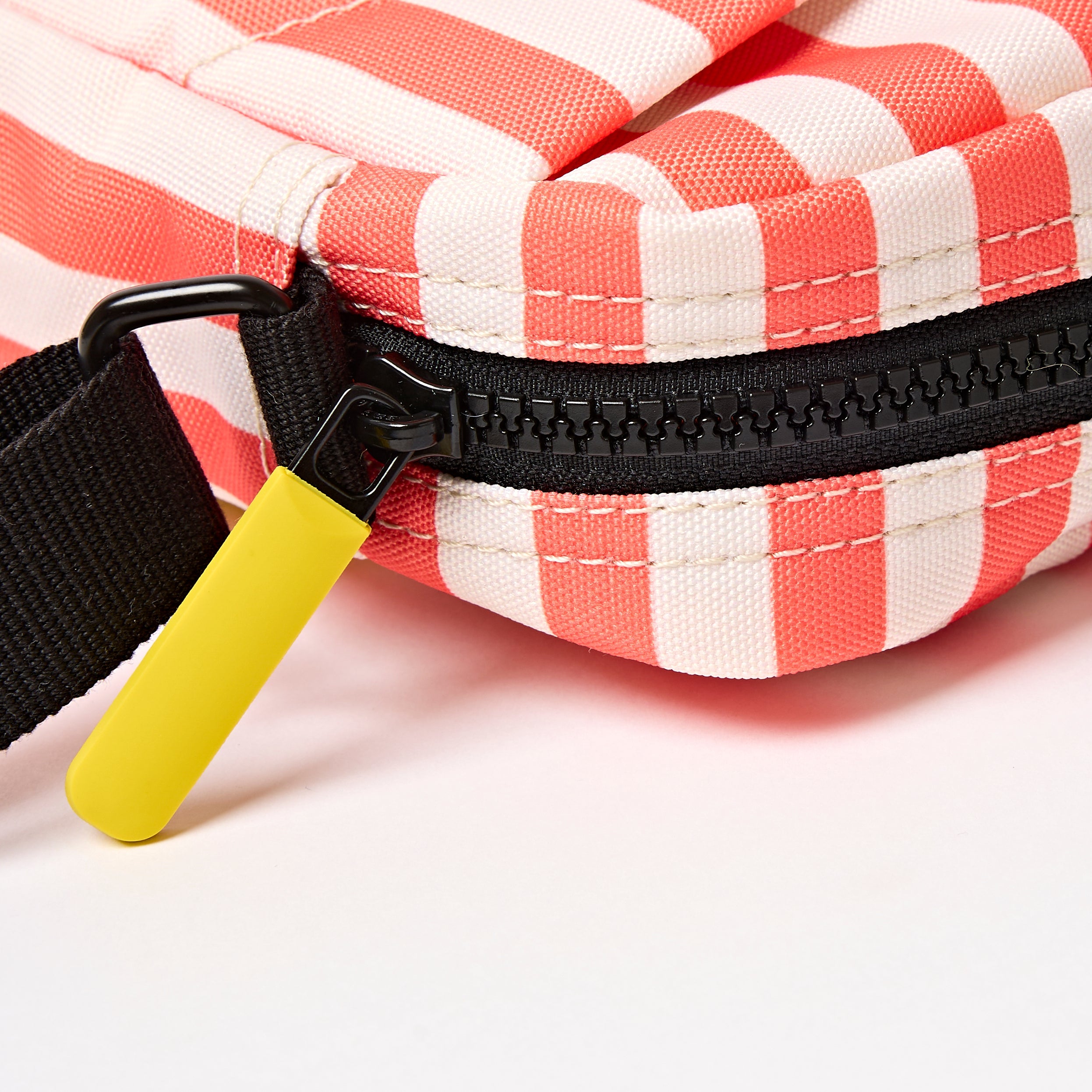 ROKA London - Bond S crossbody-väska med ficka #Färg_Coral_Stripe