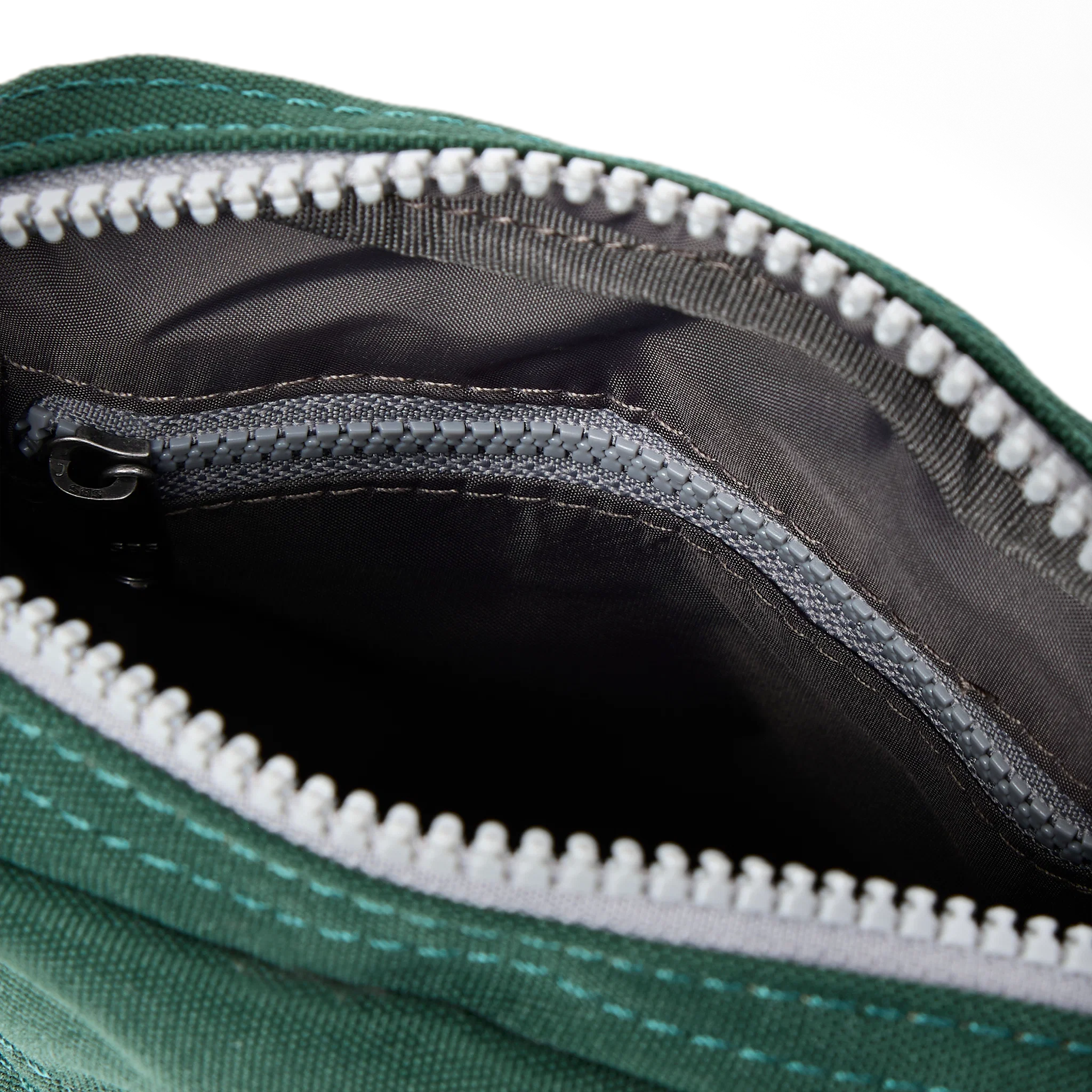 ROKA London - Bond S crossbody-väska med ficka #Färg_Forest