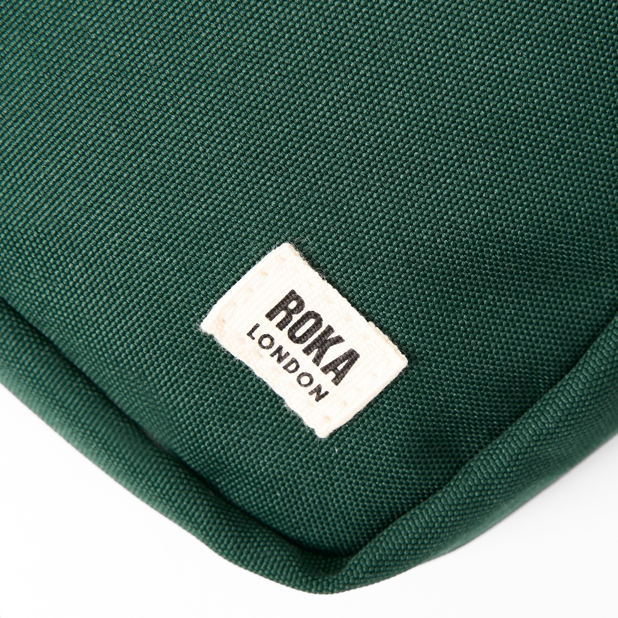 ROKA London - Bond S crossbody-väska med ficka #Färg_Forest
