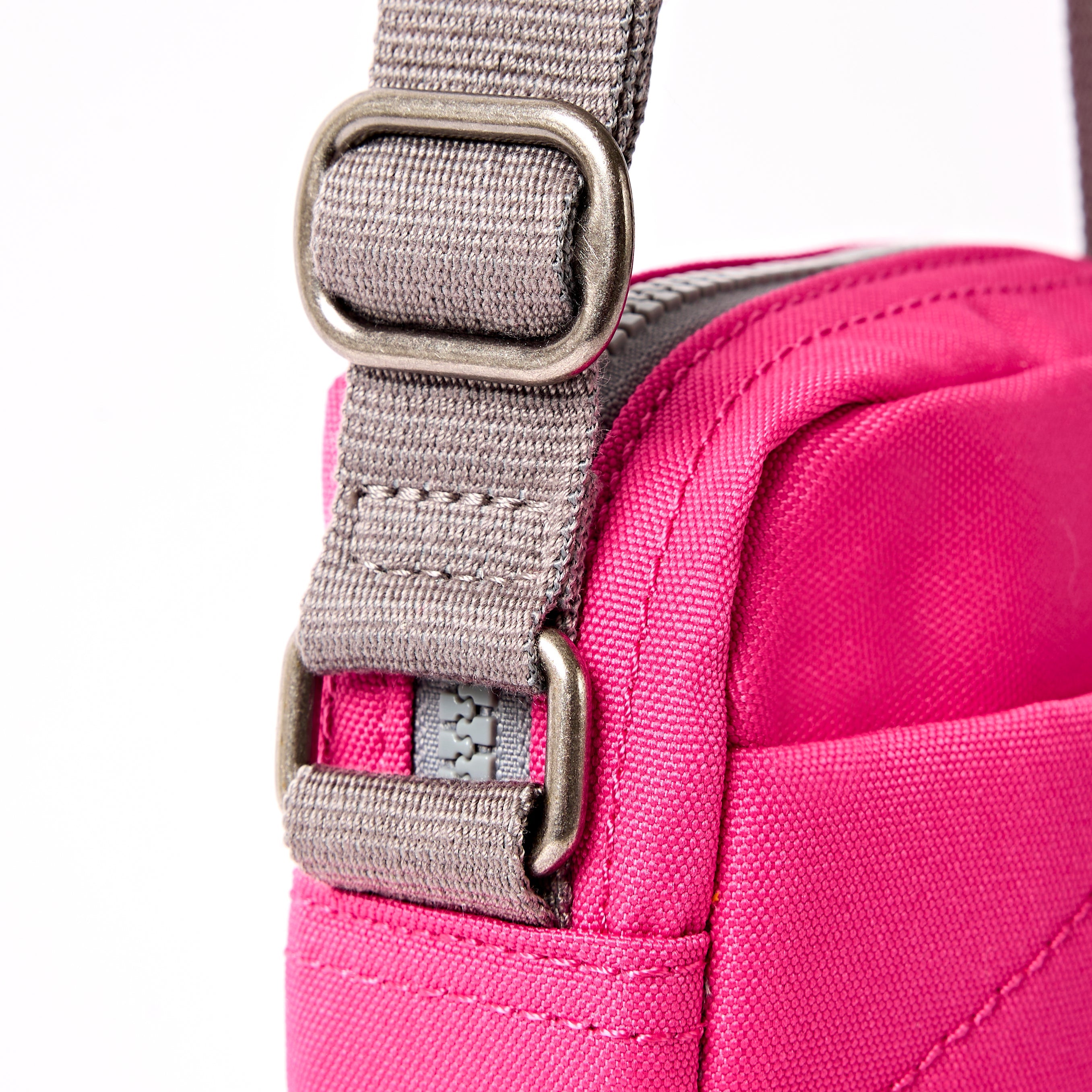 ROKA London - Bond S crossbody-väska med ficka #Färg_Granita_Red