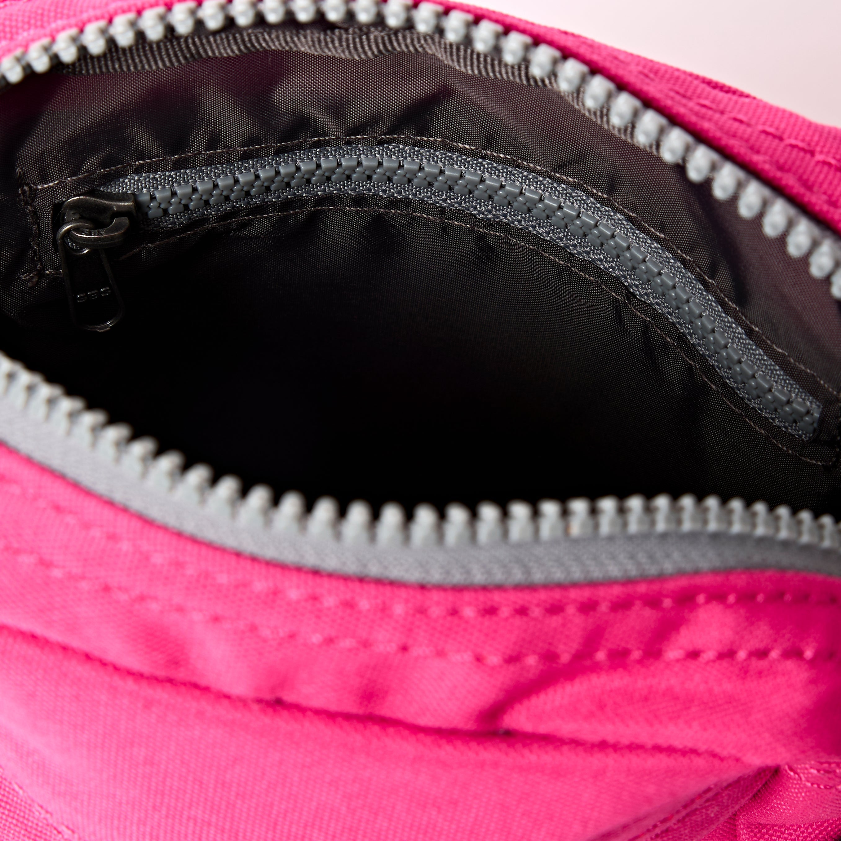 ROKA London - Bond S crossbody-väska med ficka #Färg_Granita_Red