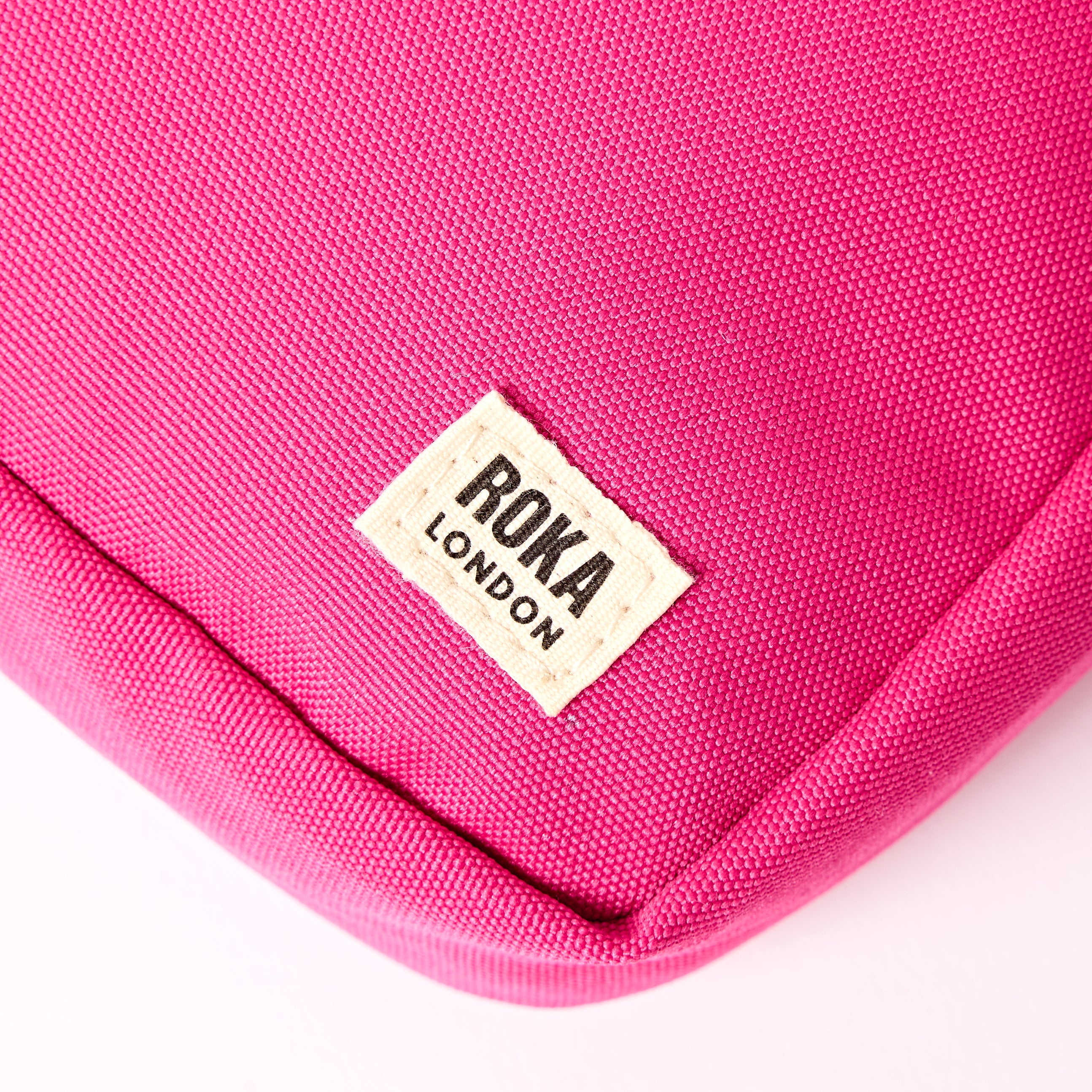 ROKA London - Bond S crossbody-väska med ficka #Färg_Granita_Red