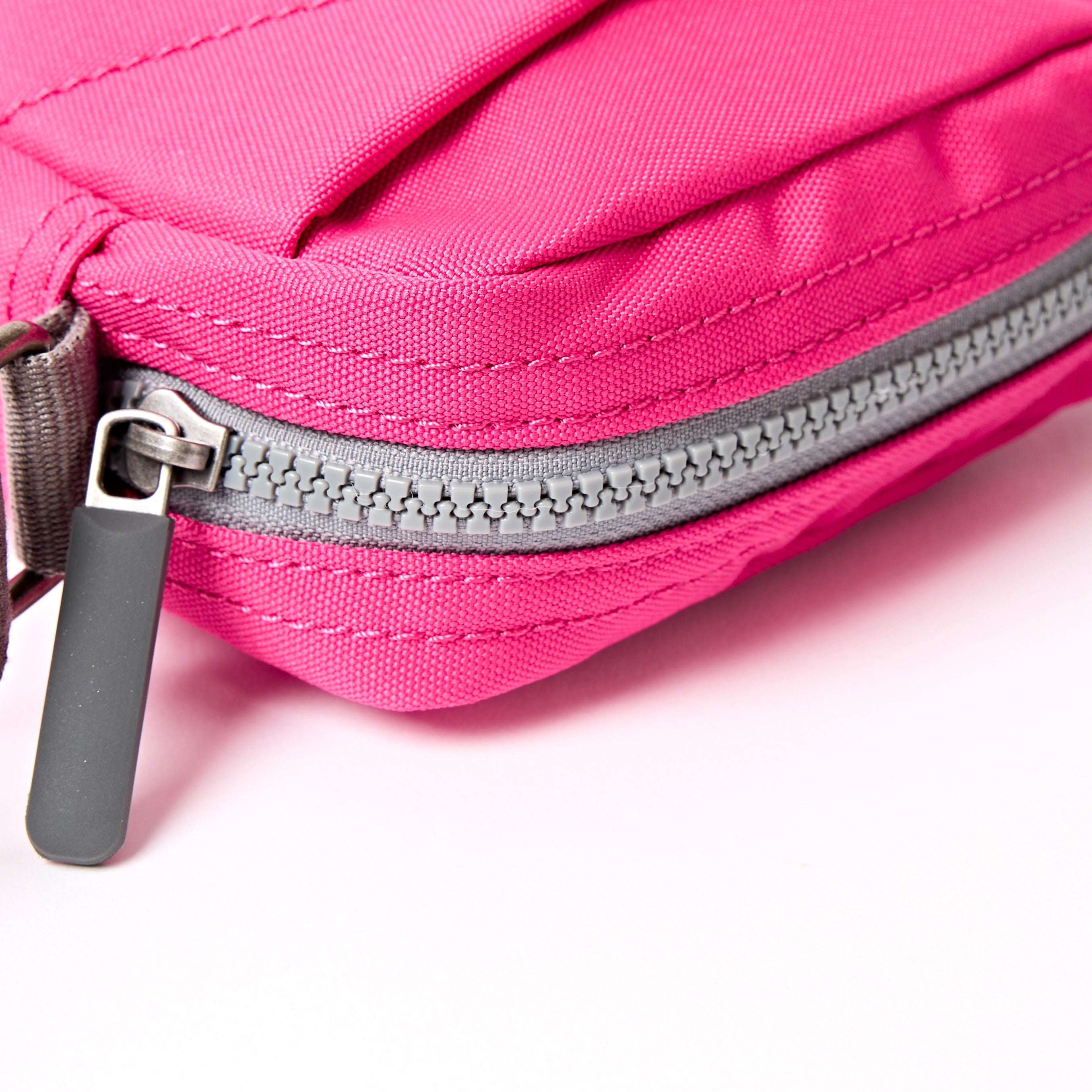 ROKA London - Bond S crossbody-väska med ficka #Färg_Granita_Red