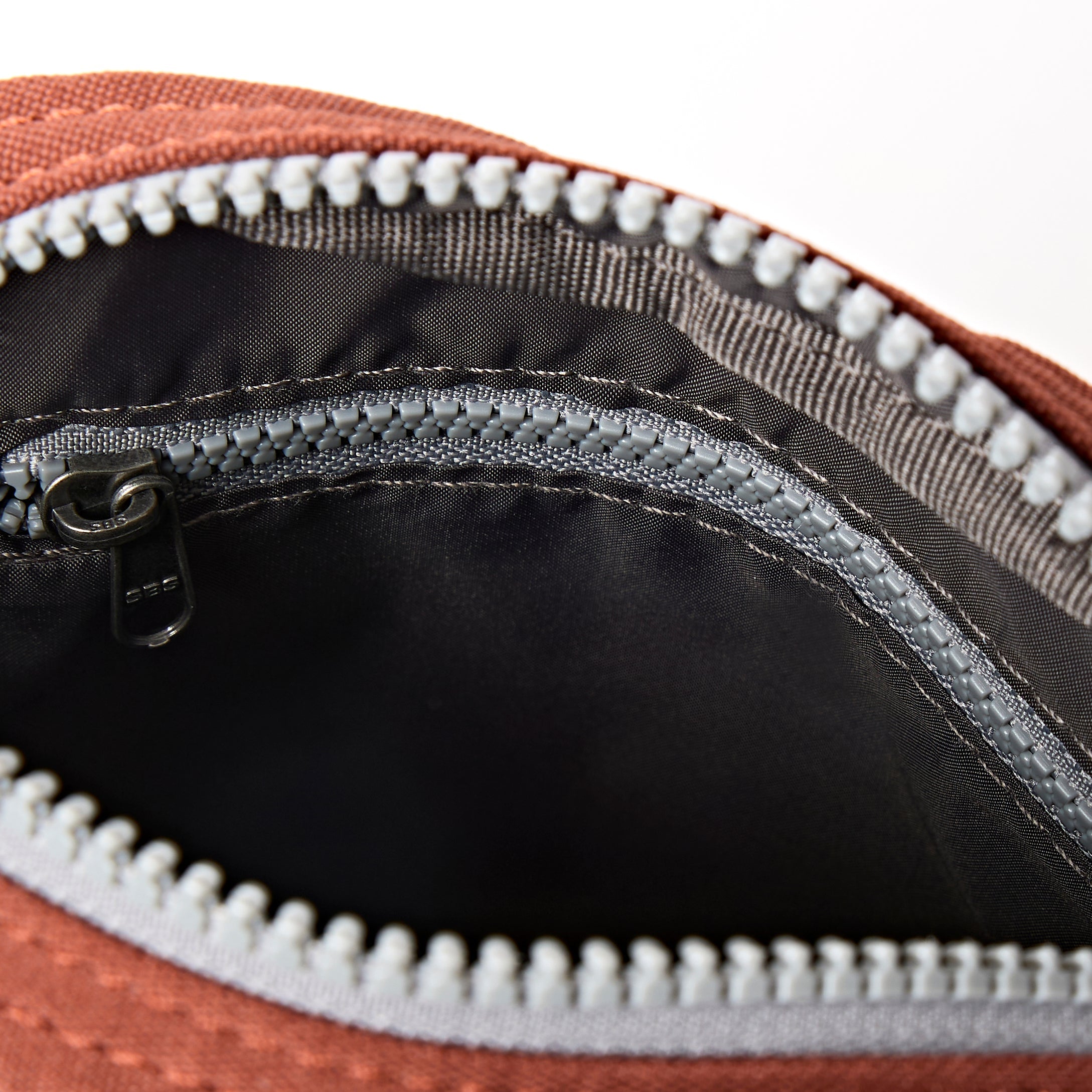 ROKA London - Bond S crossbody-väska med ficka #Färg_Henna
