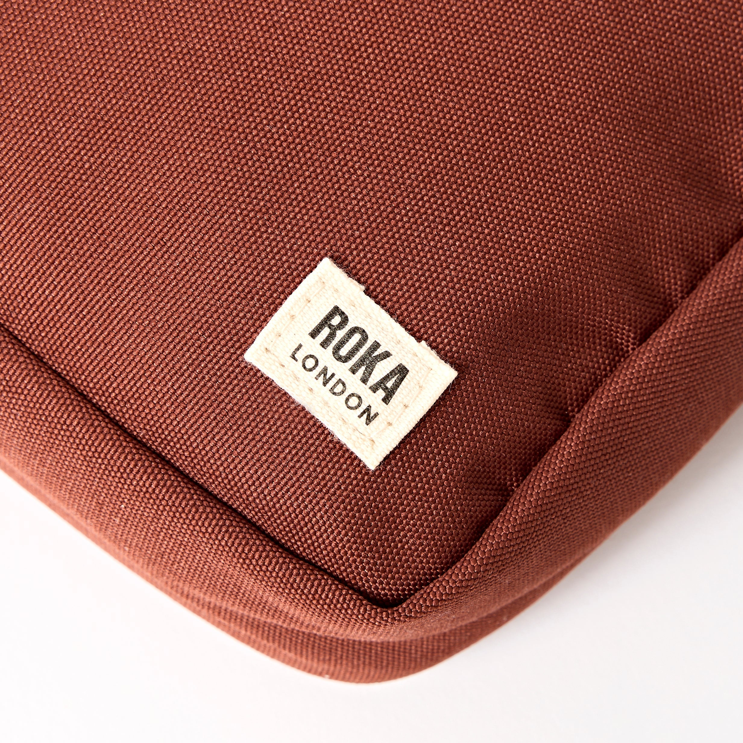 ROKA London - Bond S crossbody-väska med ficka #Färg_Henna