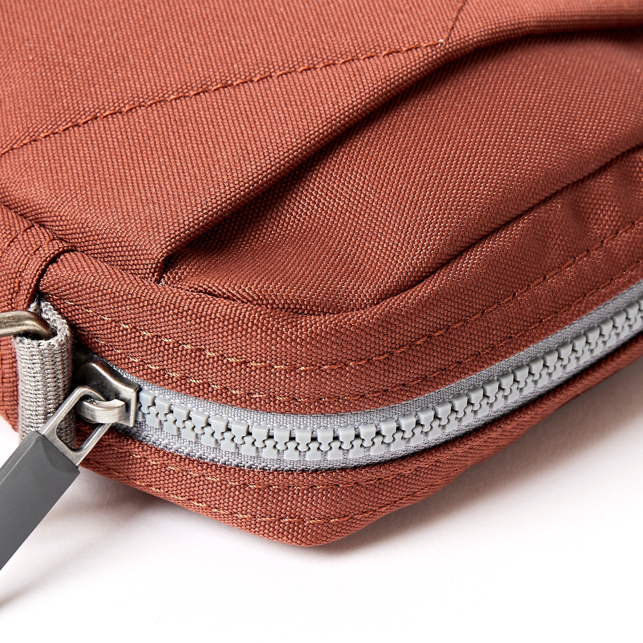 ROKA London - Bond S crossbody-väska med ficka #Färg_Henna
