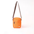 ROKA London - Bond S crossbody-väska med ficka #Färg_Jaffa_Orange