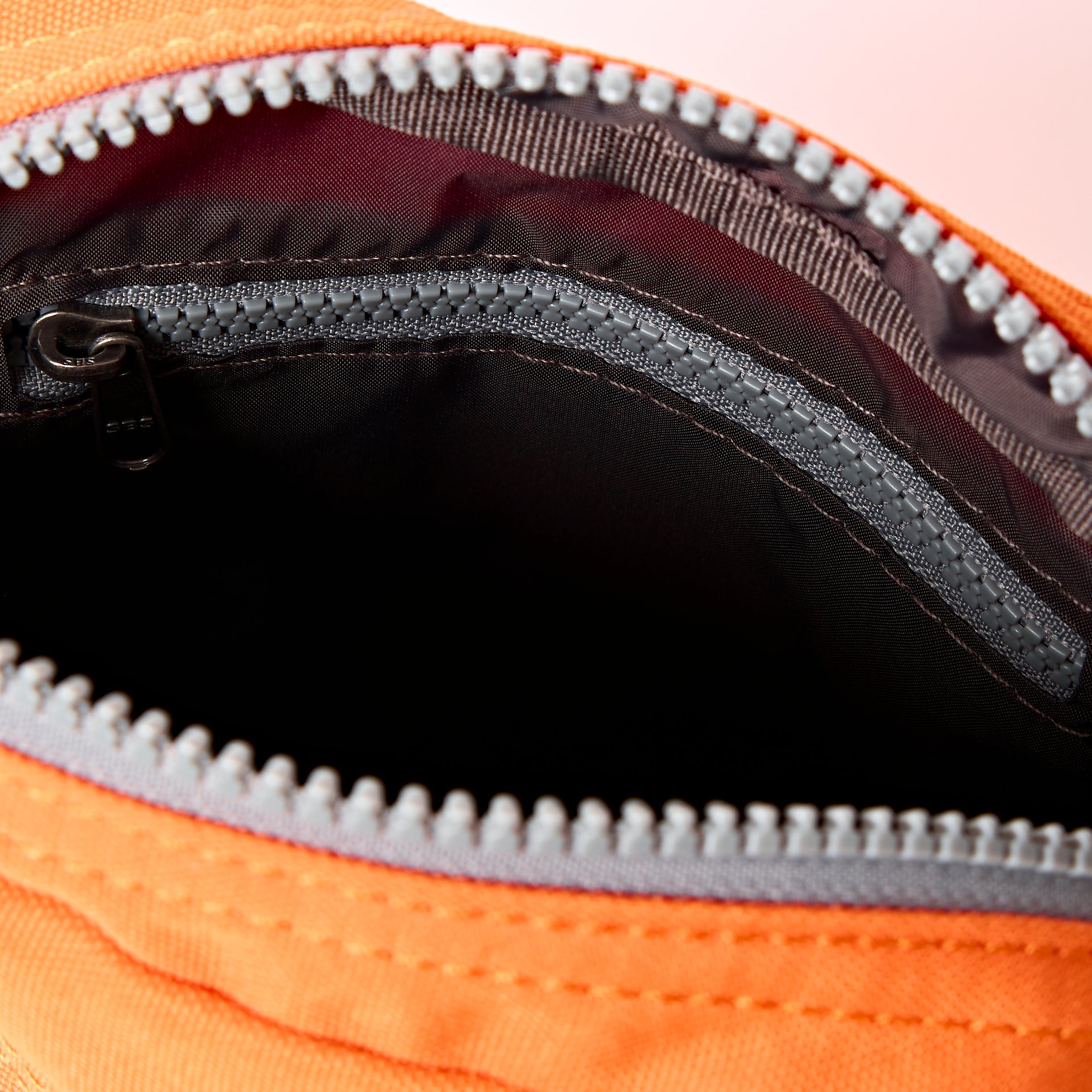 ROKA London - Bond S crossbody-väska med ficka #Färg_Jaffa_Orange