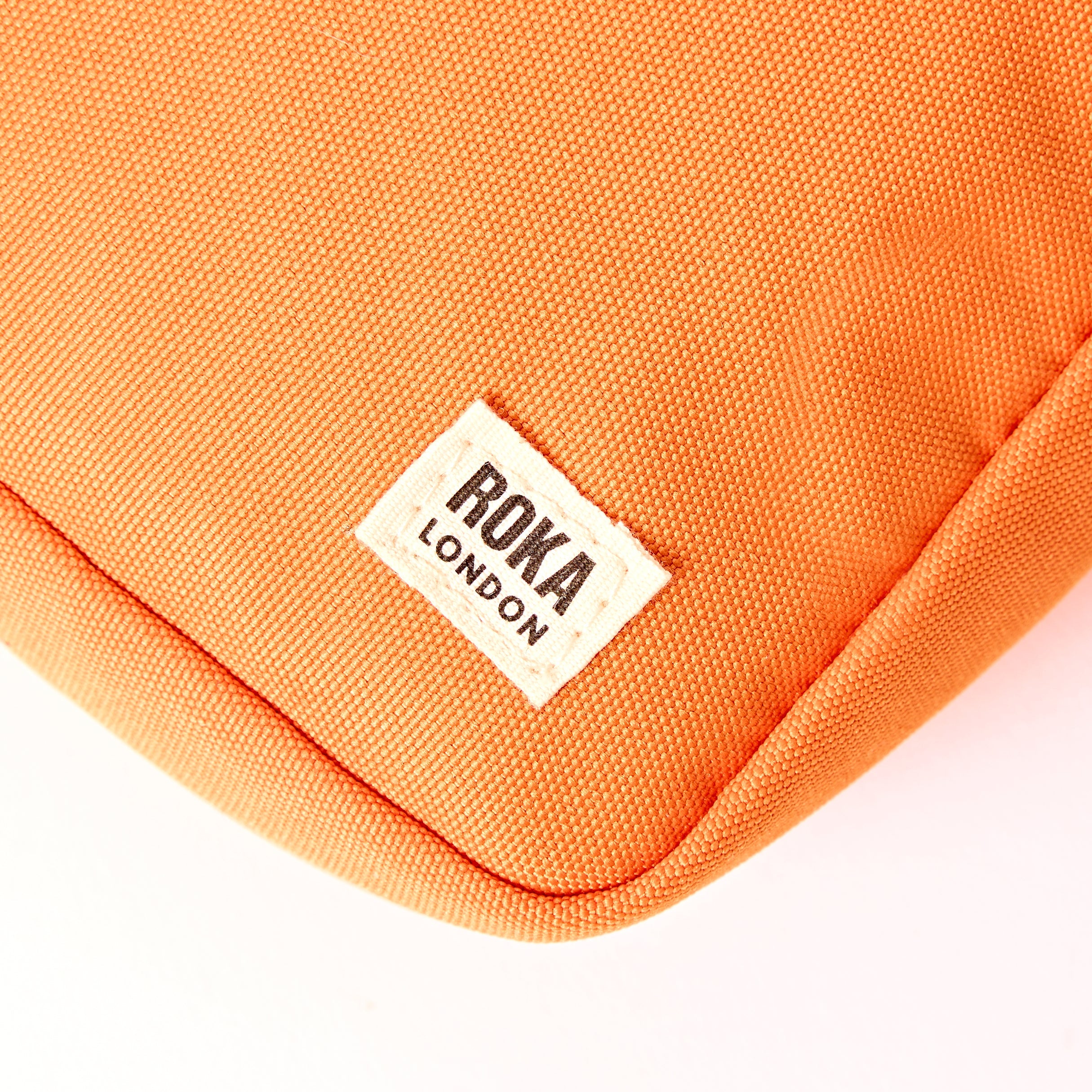 ROKA London - Bond S crossbody-väska med ficka #Färg_Jaffa_Orange