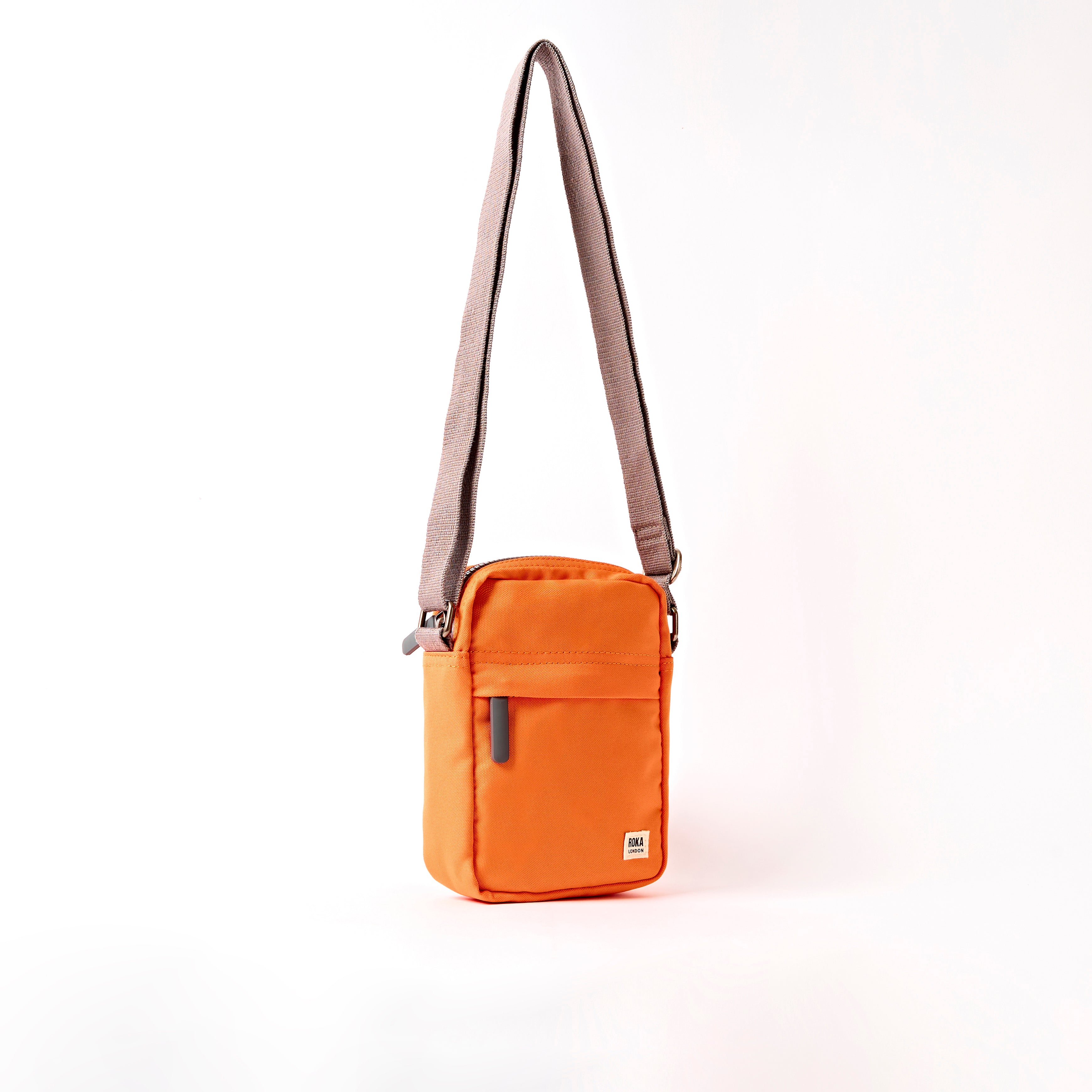 ROKA London - Bond S crossbody-väska med ficka #Färg_Jaffa_Orange