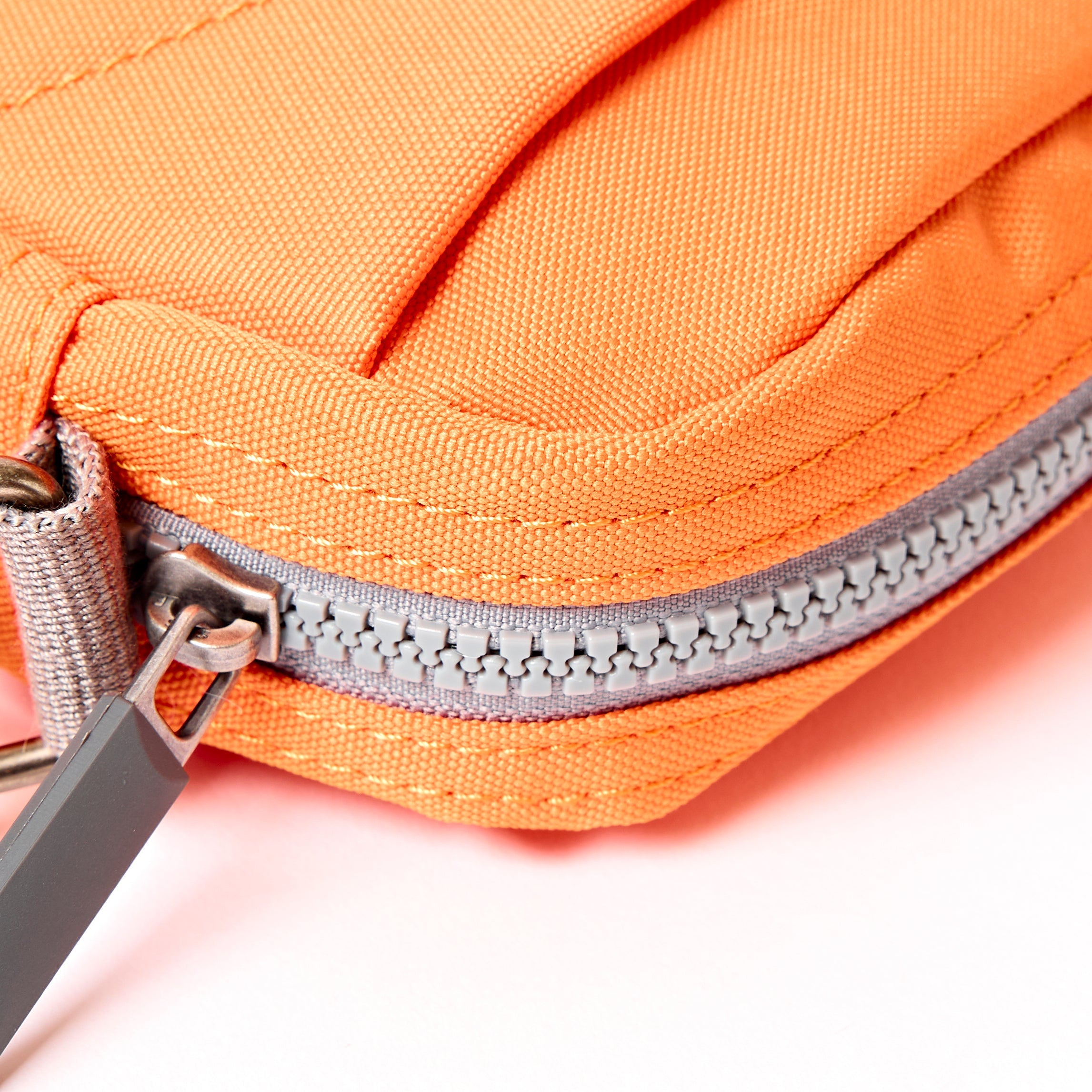 ROKA London - Bond S crossbody-väska med ficka #Färg_Jaffa_Orange