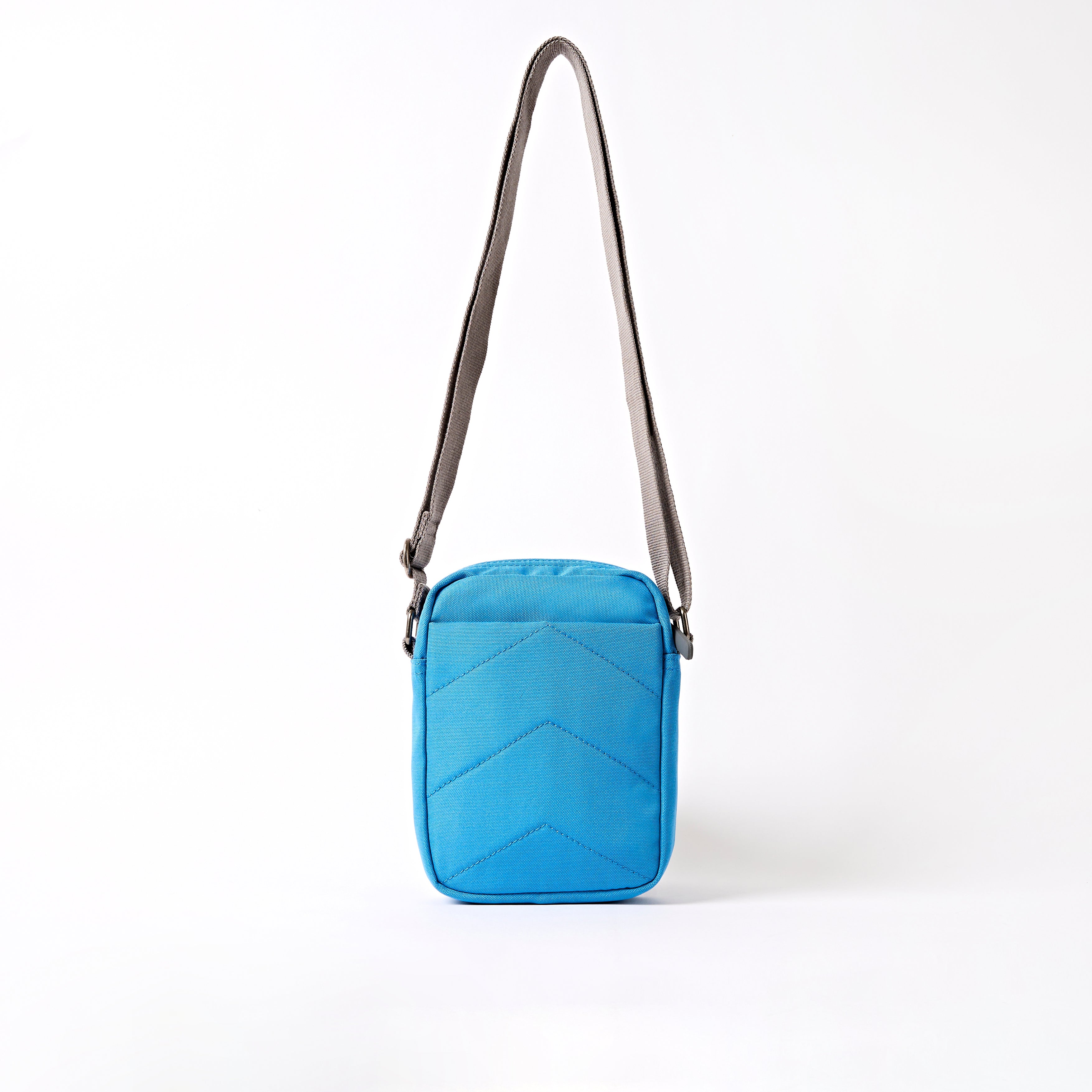 ROKA London - Bond S crossbody-väska med ficka #Färg_Malibu_Blue_Recycled_Canvas