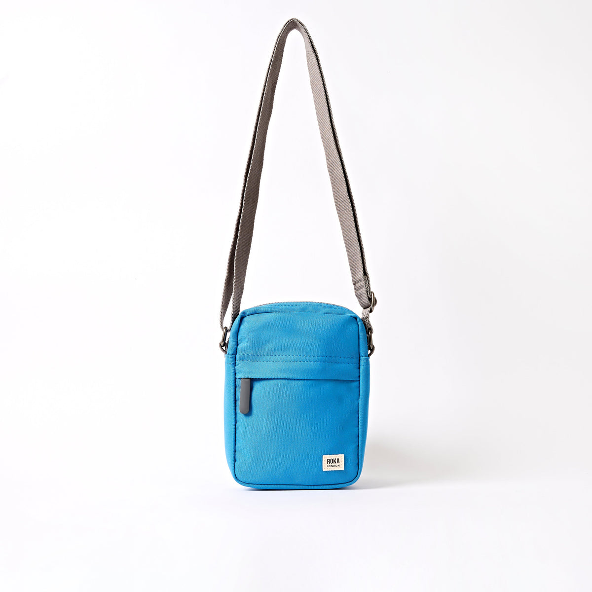 ROKA London - Bond S crossbody-väska med ficka #Färg_Malibu_Blue_Recycled_Canvas