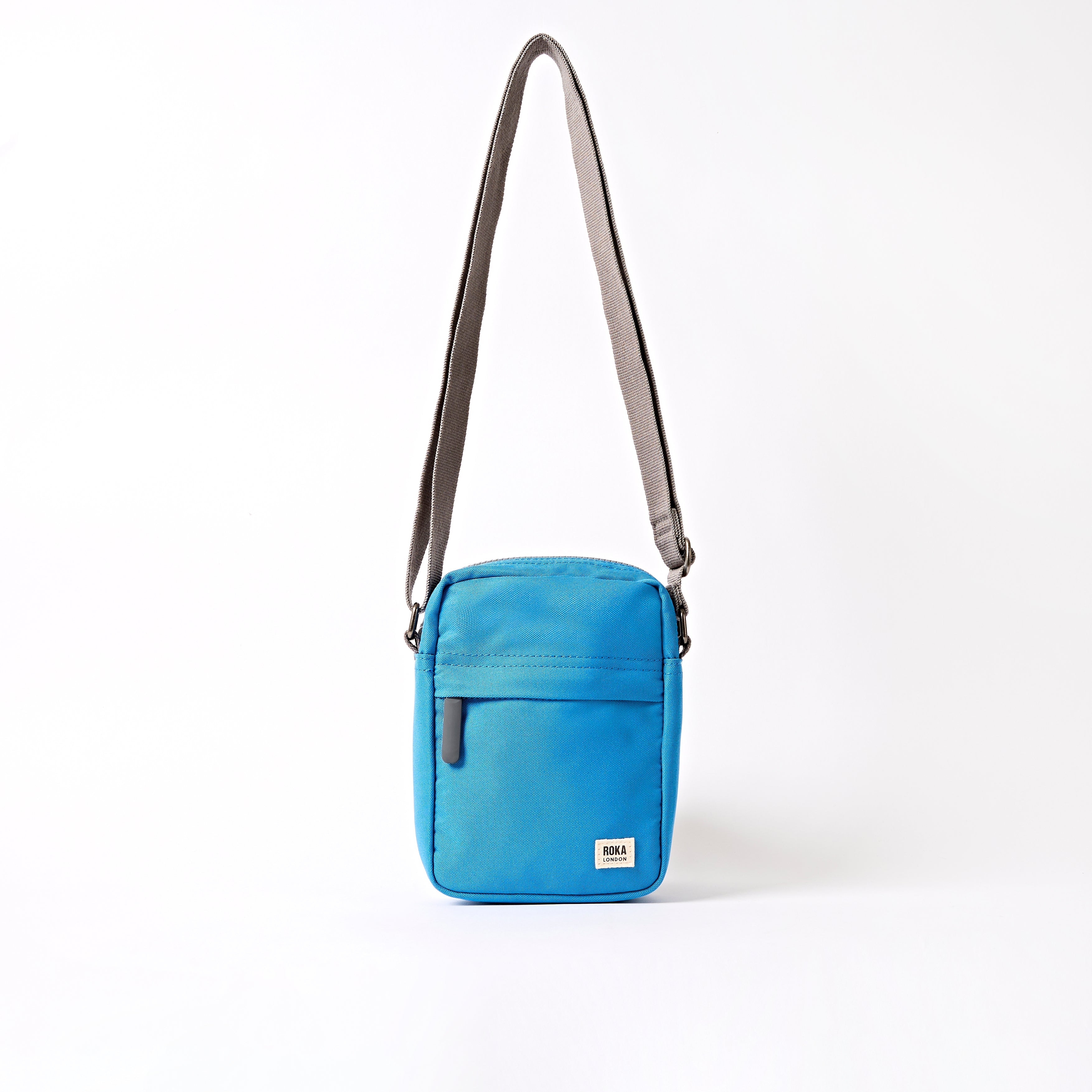 ROKA London - Bond S crossbody-väska med ficka #Färg_Malibu_Blue_Recycled_Canvas