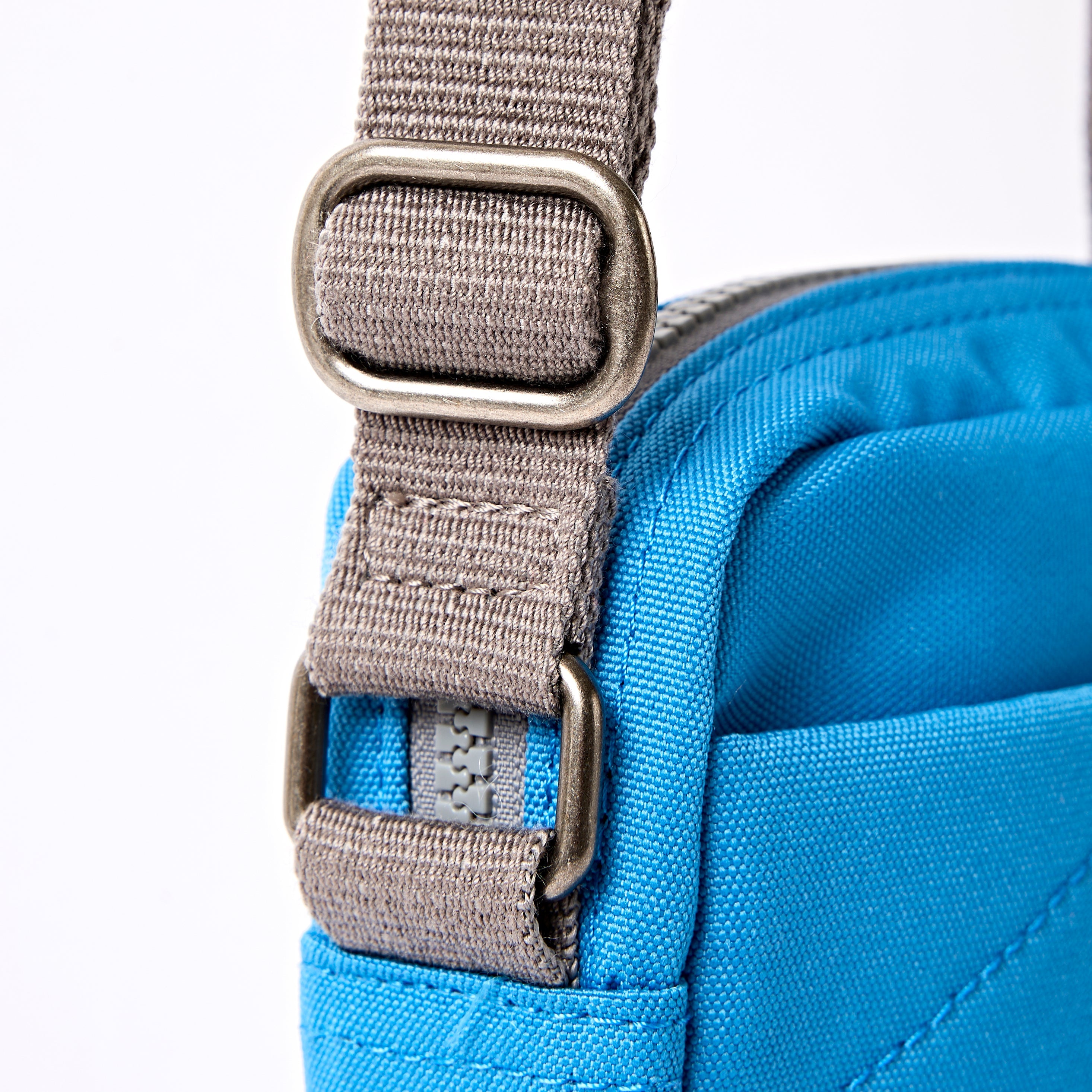 ROKA London - Bond S crossbody-väska med ficka #Färg_Malibu_Blue_Recycled_Canvas