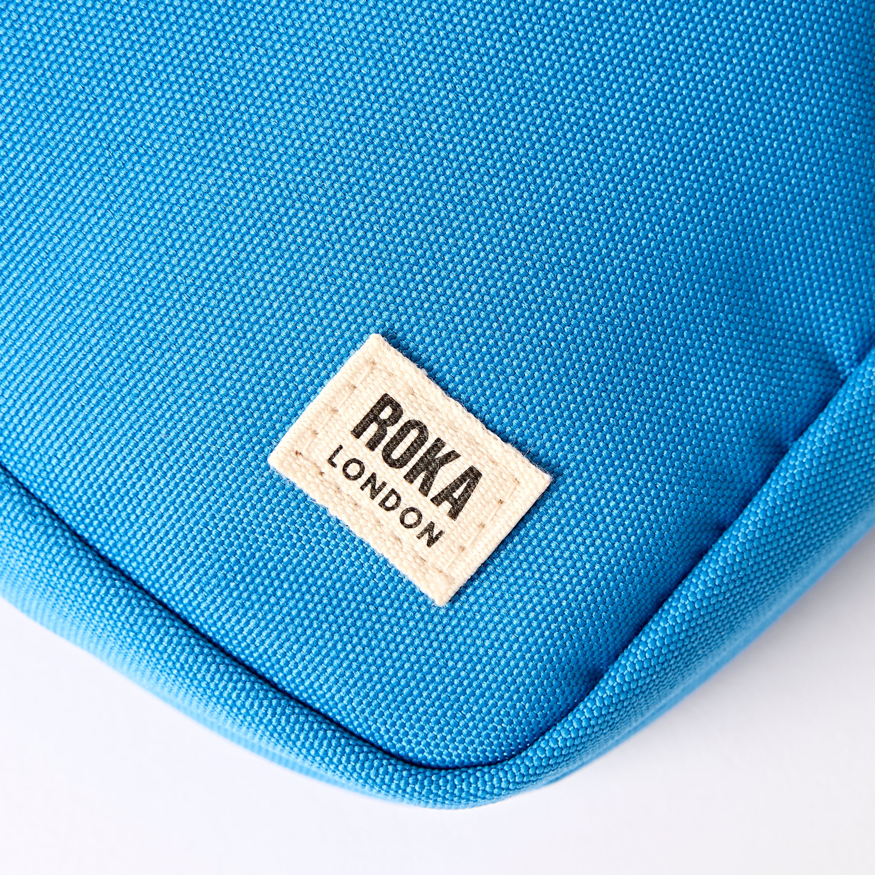 ROKA London - Bond S crossbody-väska med ficka #Färg_Malibu_Blue_Recycled_Canvas
