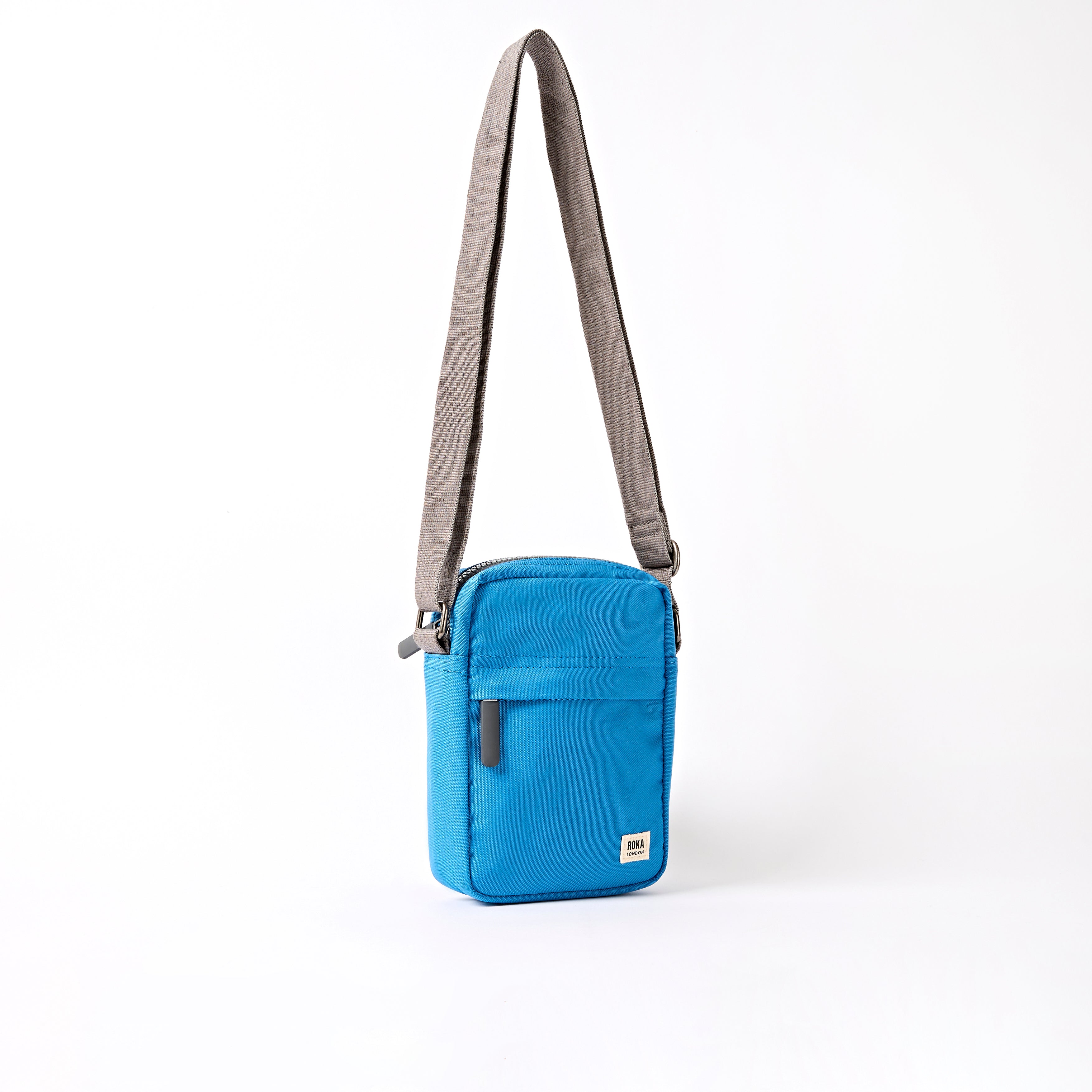 ROKA London - Bond S crossbody-väska med ficka #Färg_Malibu_Blue_Recycled_Canvas