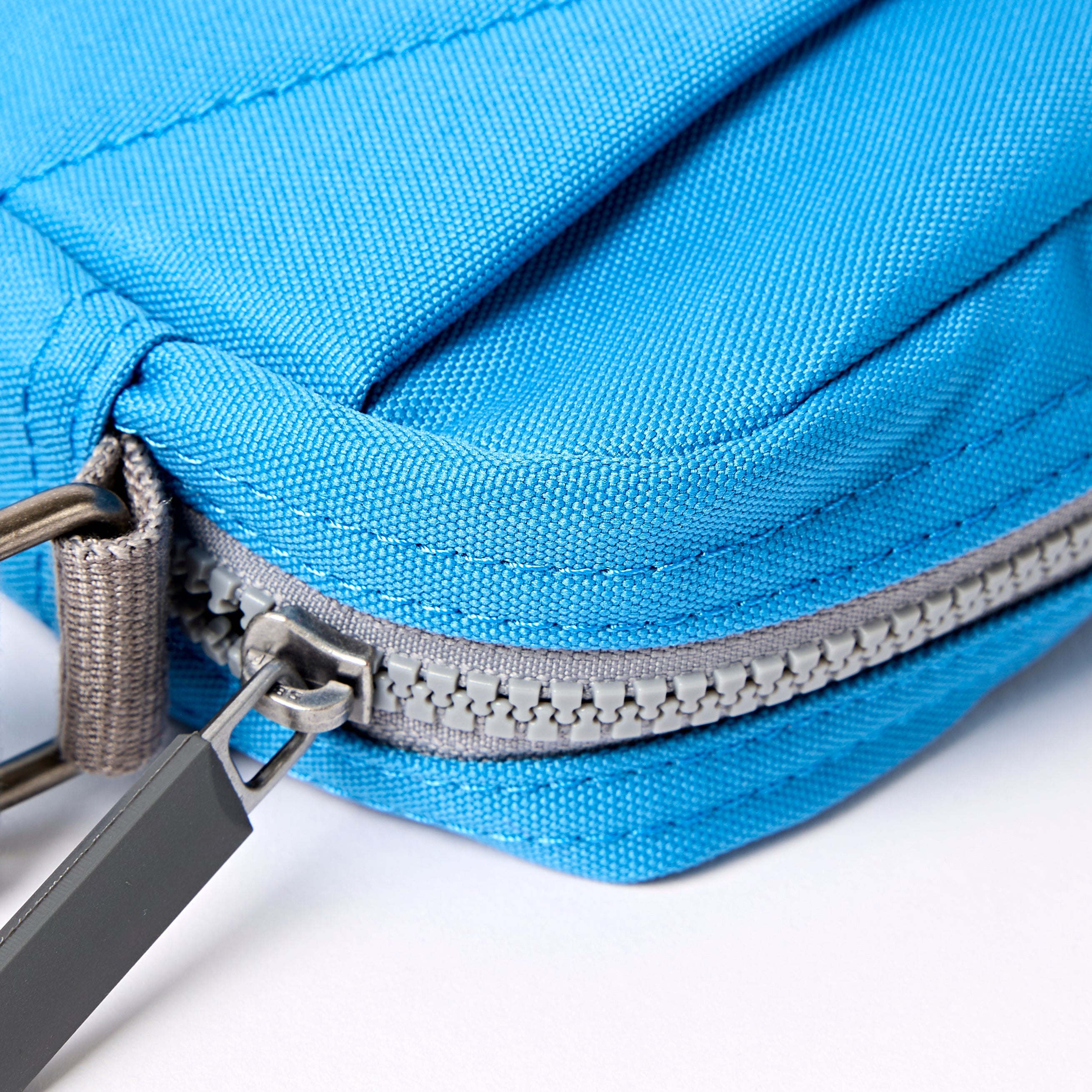 ROKA London - Bond S crossbody-väska med ficka #Färg_Malibu_Blue_Recycled_Canvas
