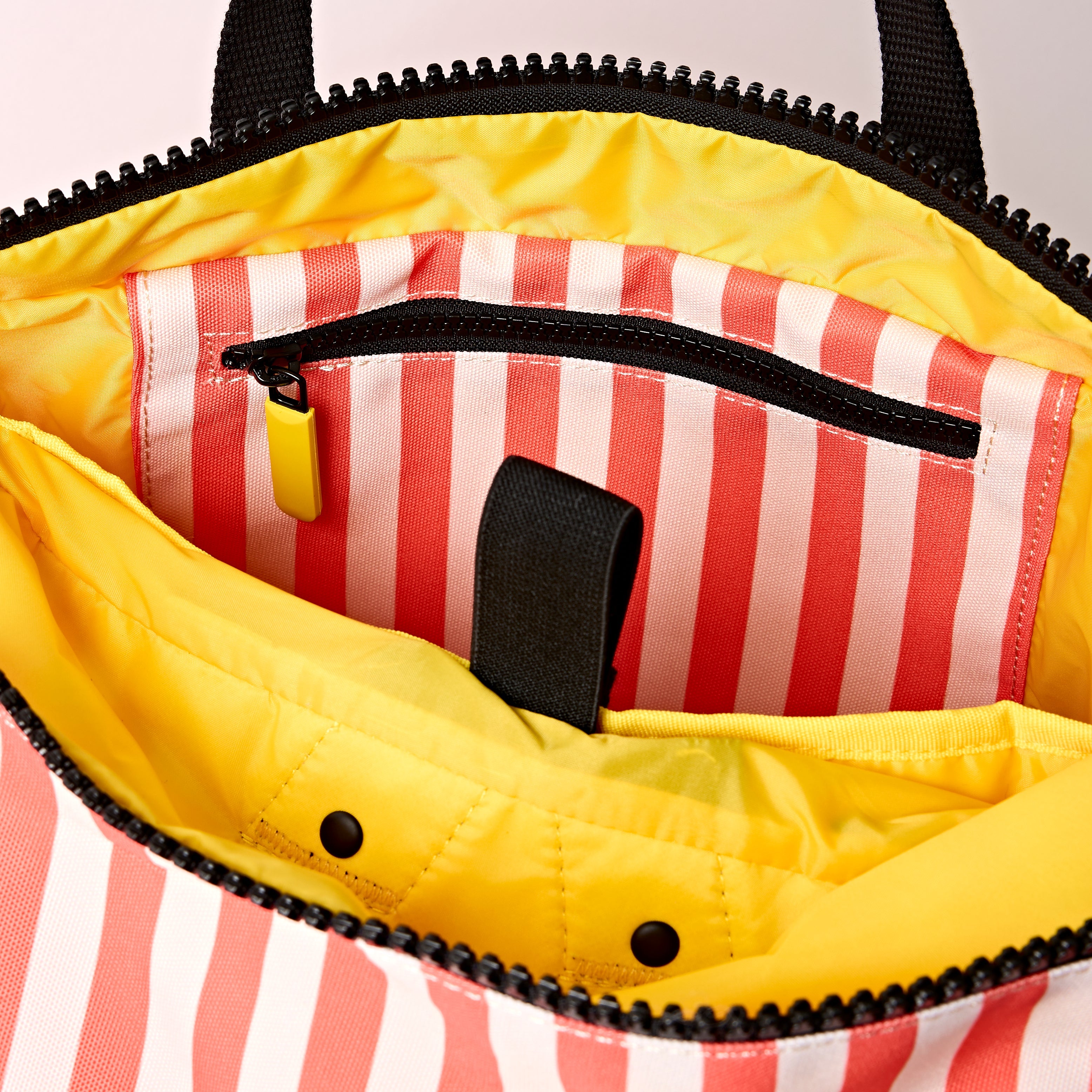 ROKA London - Canfield M rolltop-ryggsäck #Färg_Coral_Stripe