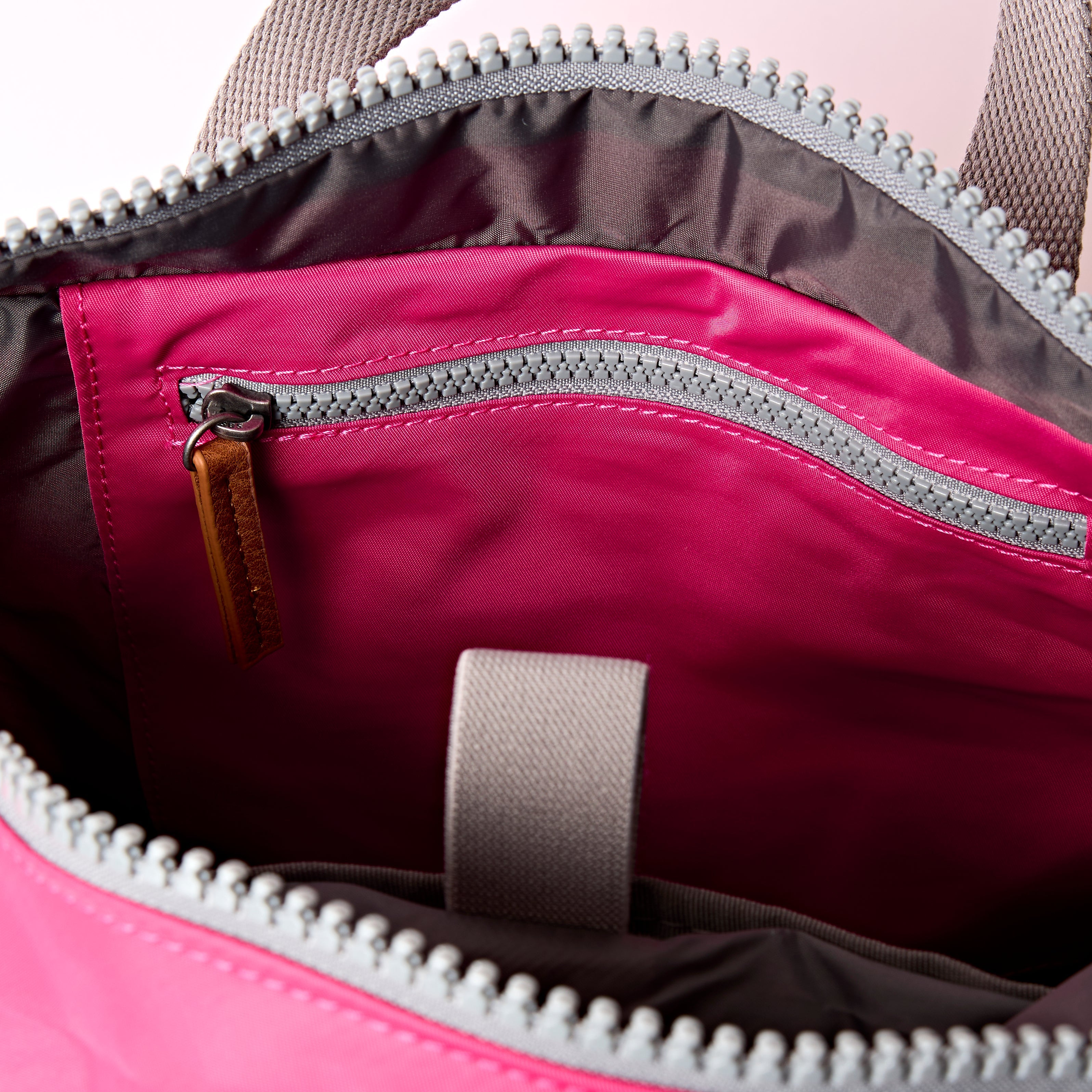 ROKA London - Canfield M rolltop-ryggsäck #Färg_Granita_Red