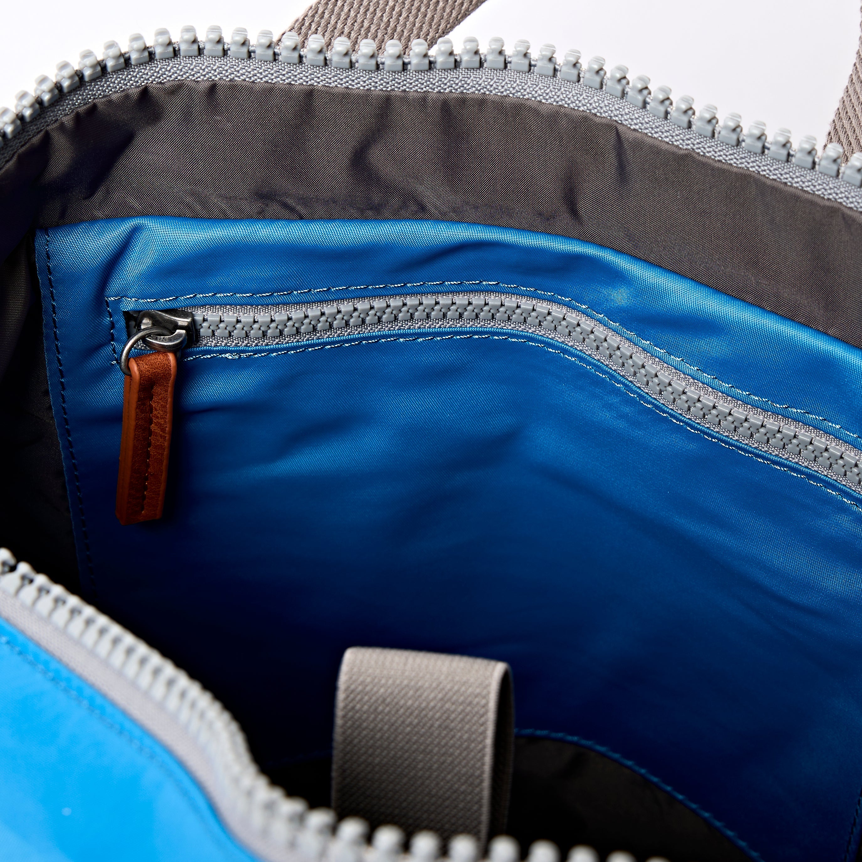 ROKA London - Canfield M rolltop-ryggsäck #Färg_Malibu_Blue