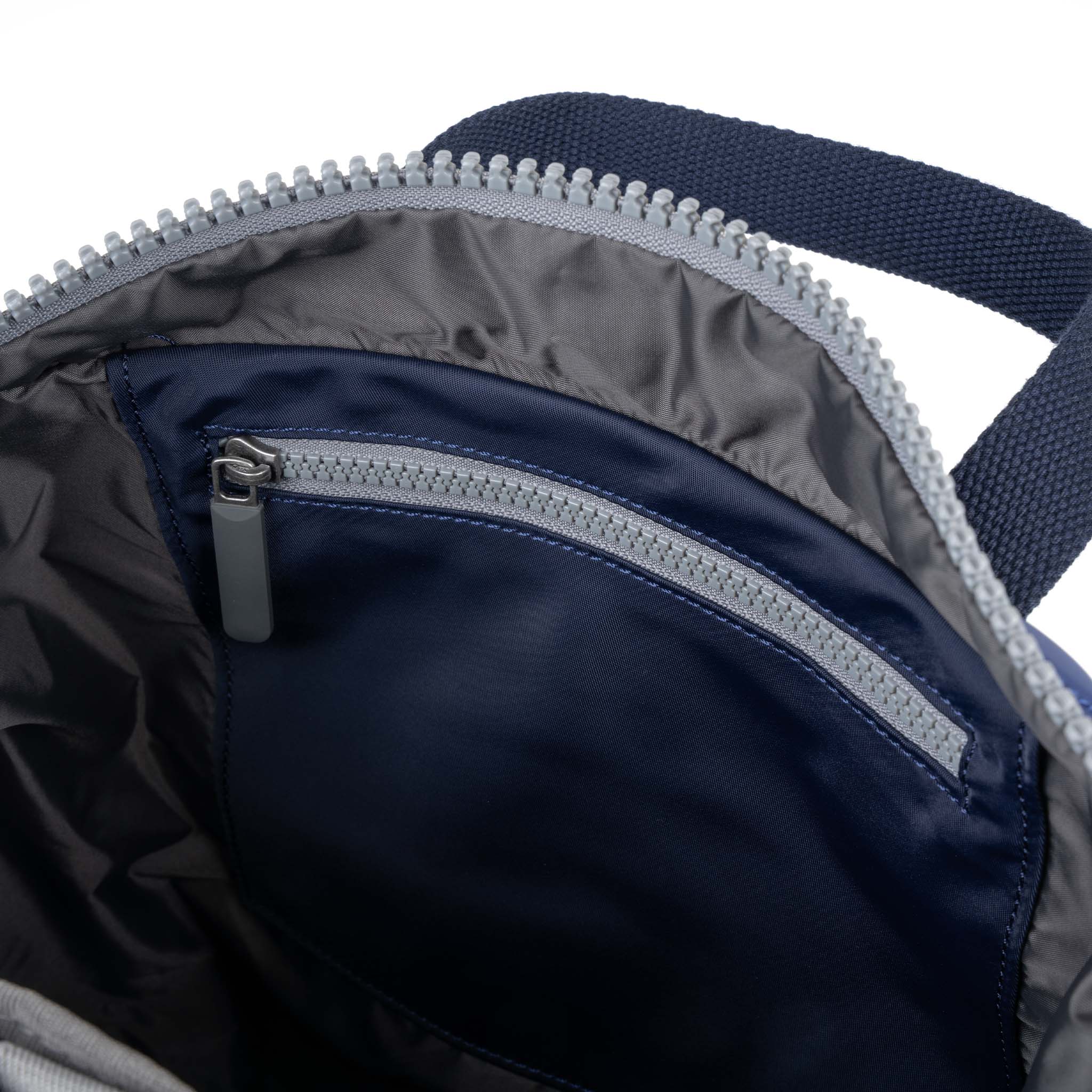 ROKA London - Canfield M rolltop-ryggsäck #Färg_Indigo_Tonal