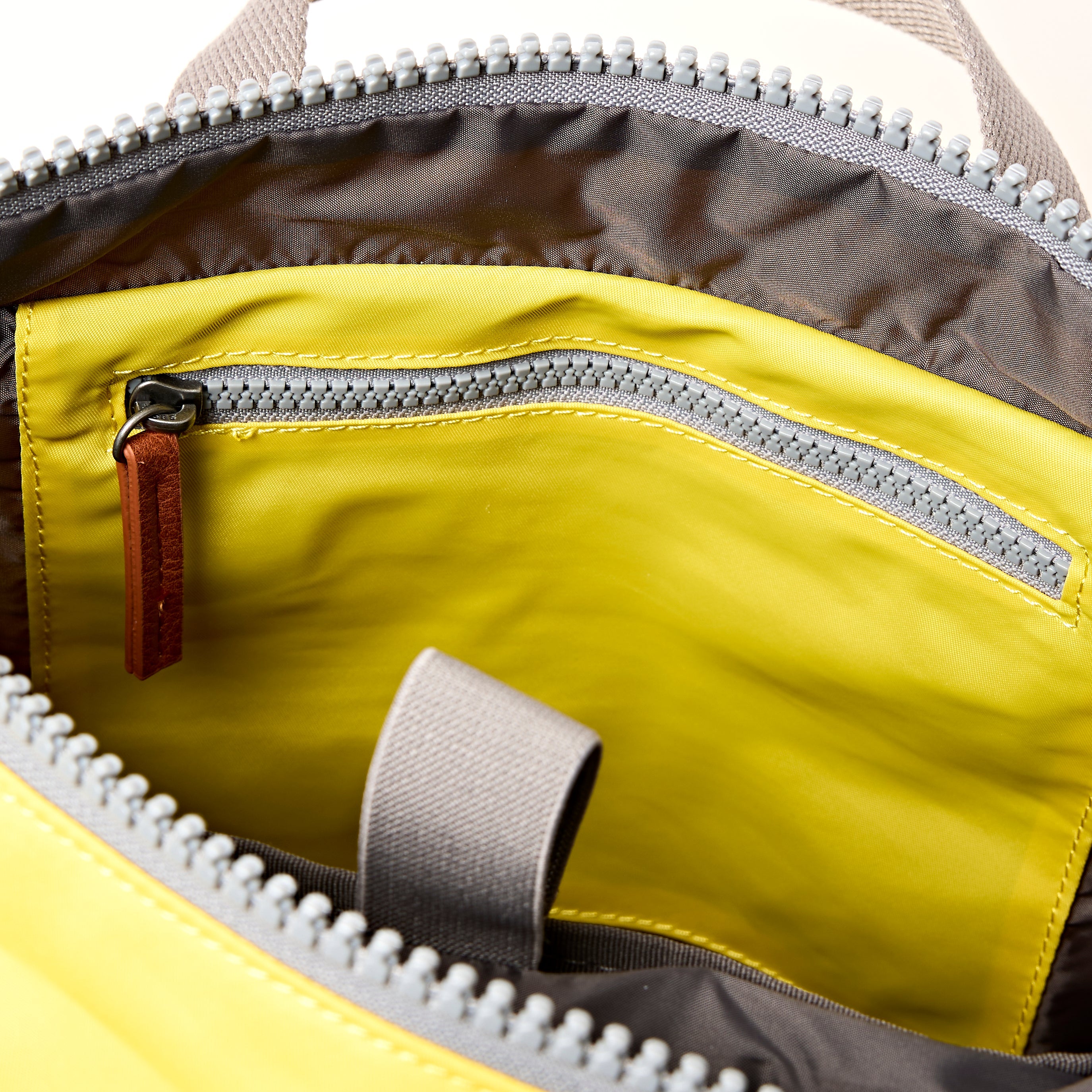 ROKA London - Canfield M rolltop-ryggsäck #Färg_Passion_Fruit