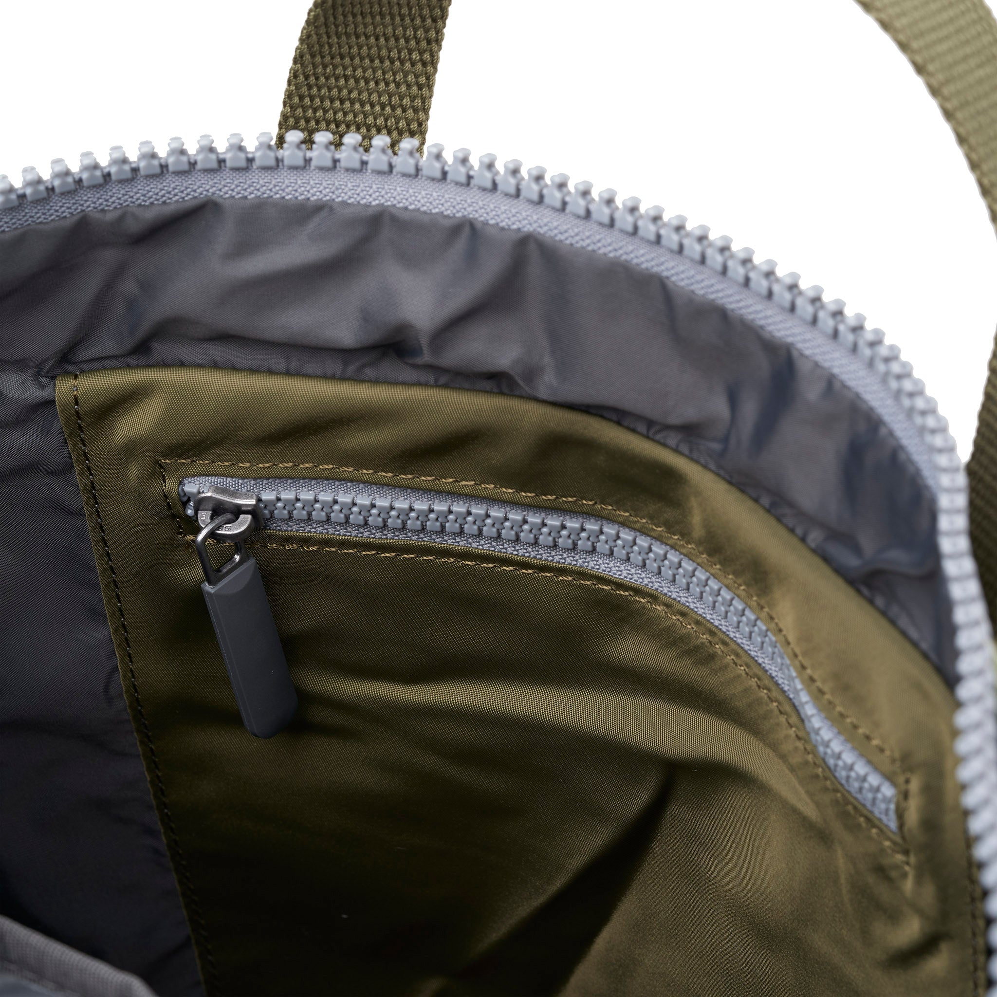 ROKA London - Canfield M rolltop-ryggsäck #Färg_Military