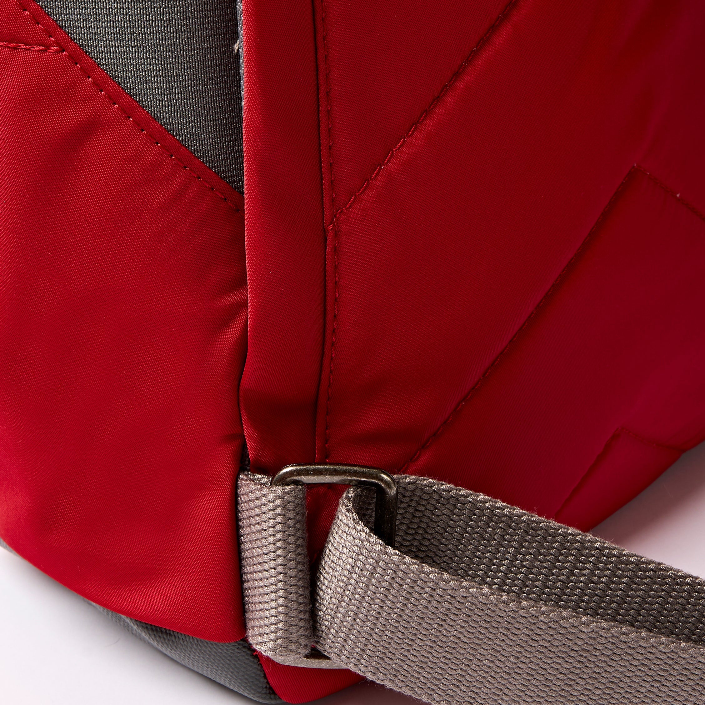 ROKA London - Canfield S rolltop-ryggsäck #Färg_Cranberry_Stripe
