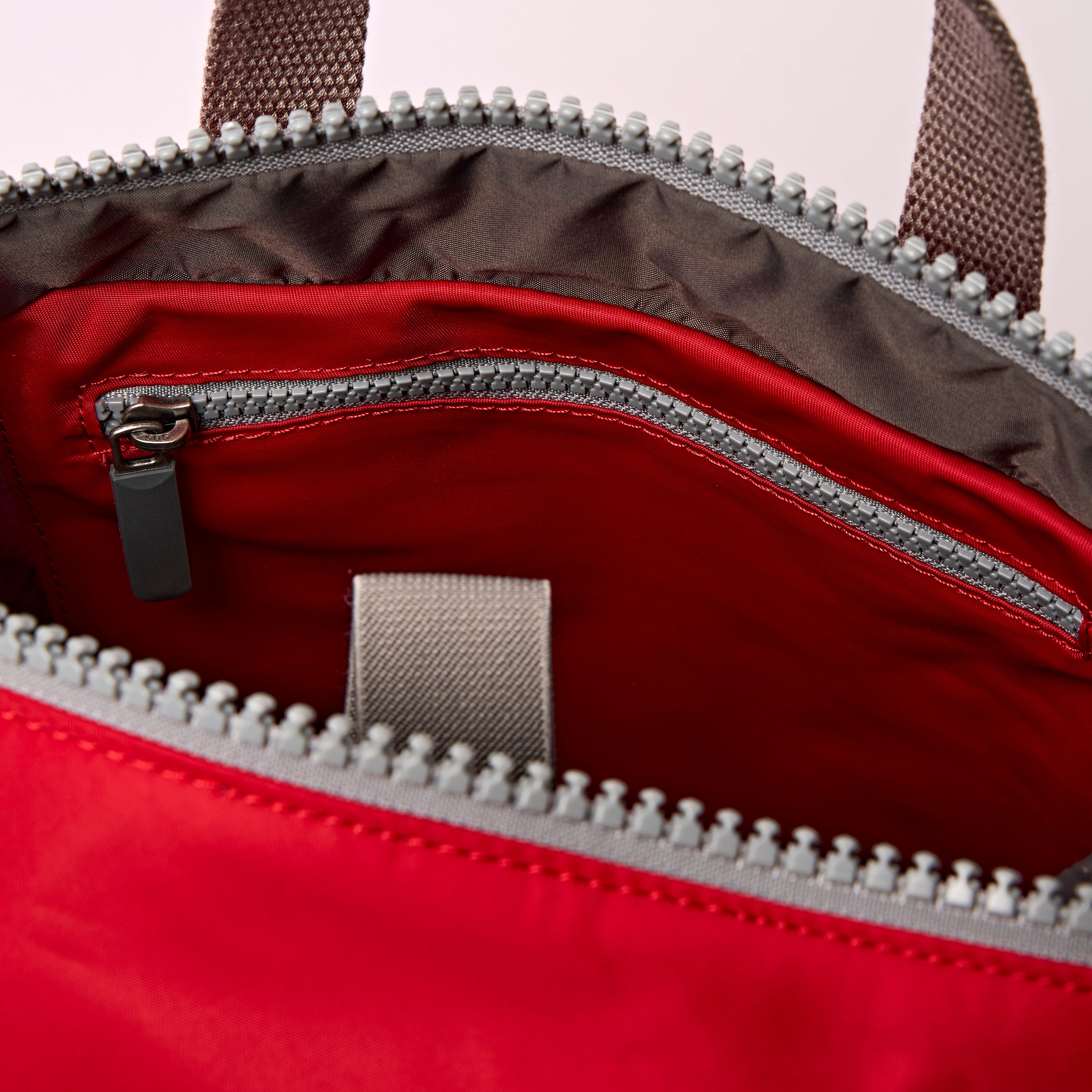 ROKA London - Canfield S rolltop-ryggsäck #Färg_Cranberry_Stripe