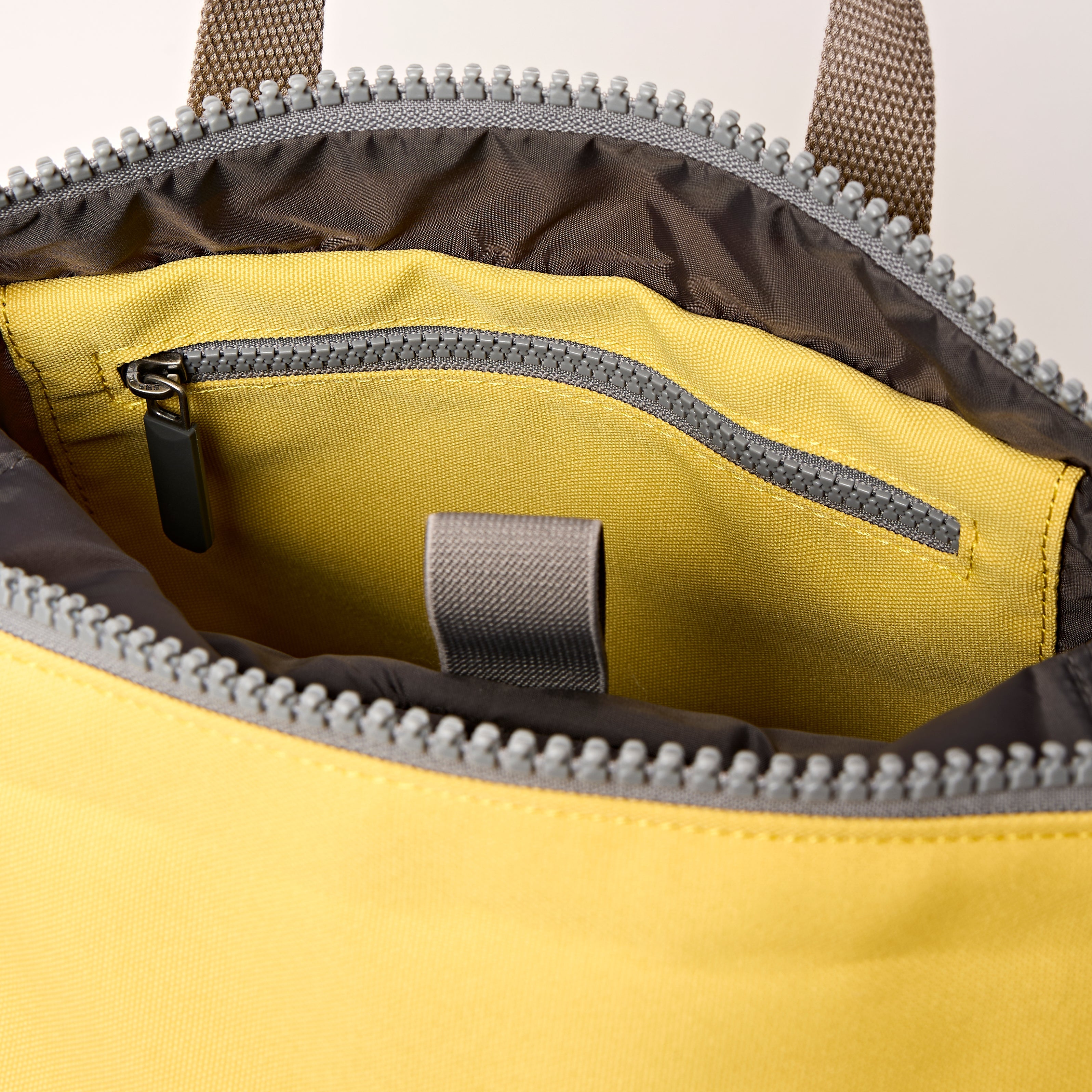 ROKA London - Canfield S rolltop-ryggsäck #Färg_Lemonade_Stripe