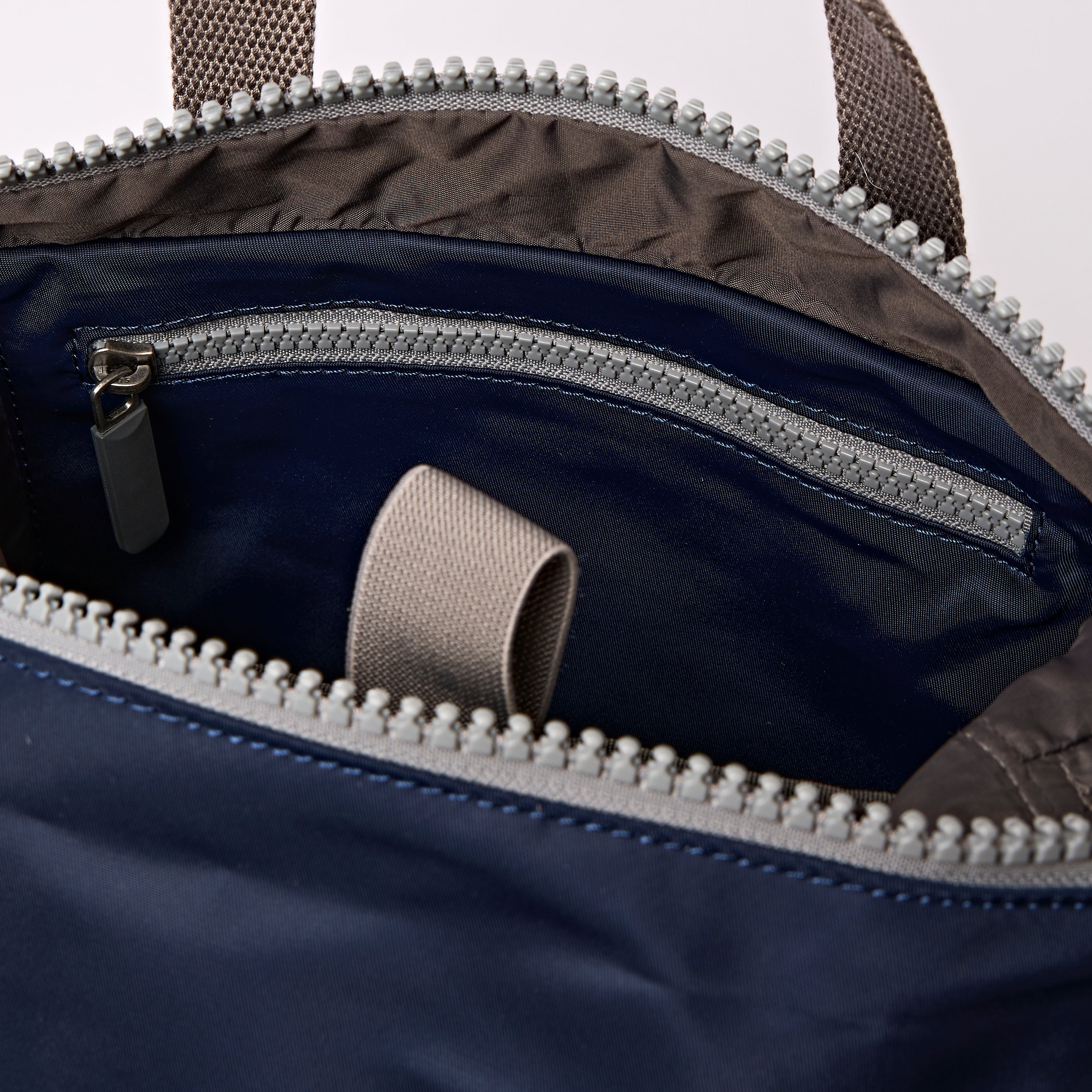 ROKA London - Canfield S rolltop-ryggsäck #Färg_Midnight_Stripe