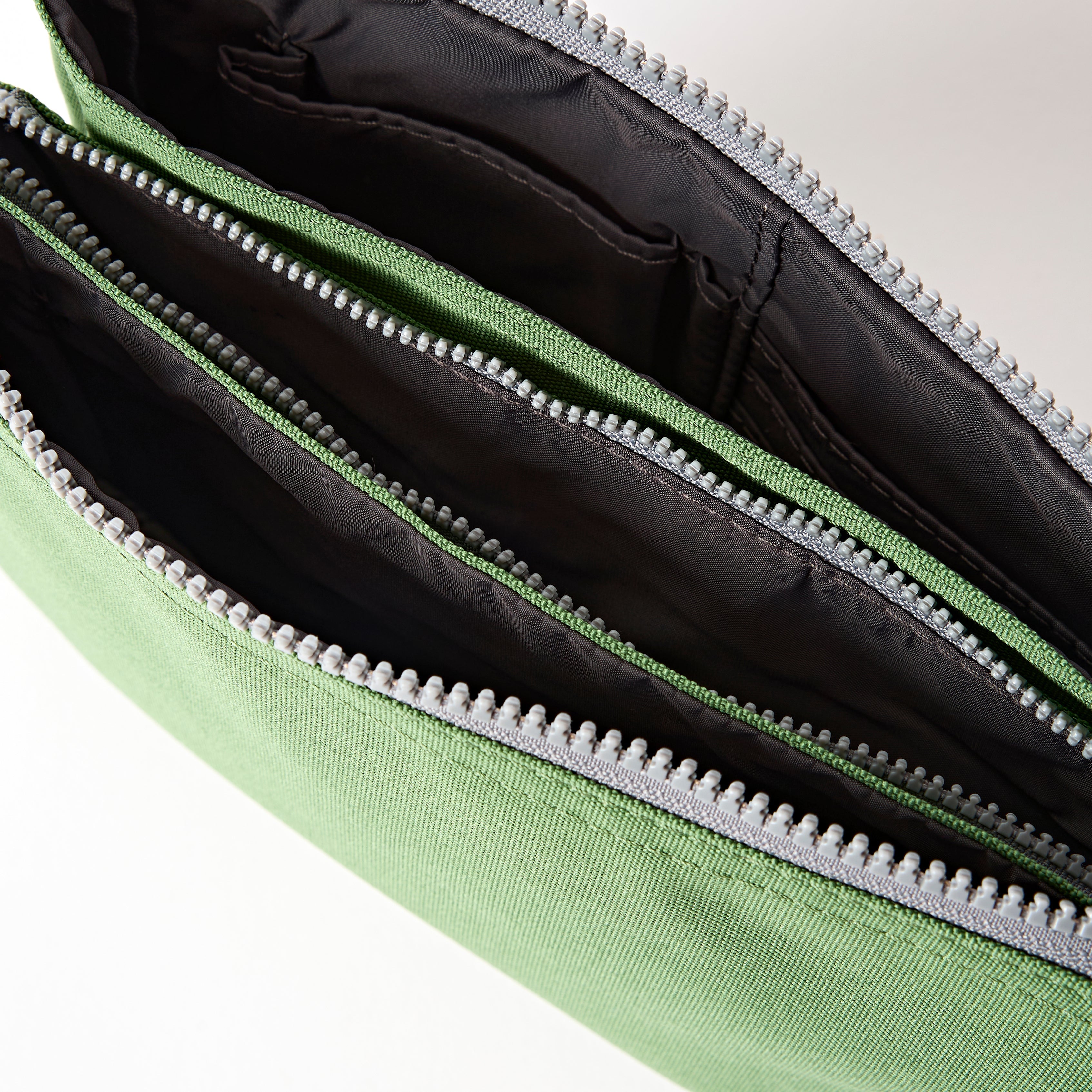 ROKA London - Carnaby XL XL Carnaby crossbody-väska #Färg_Artichoke
