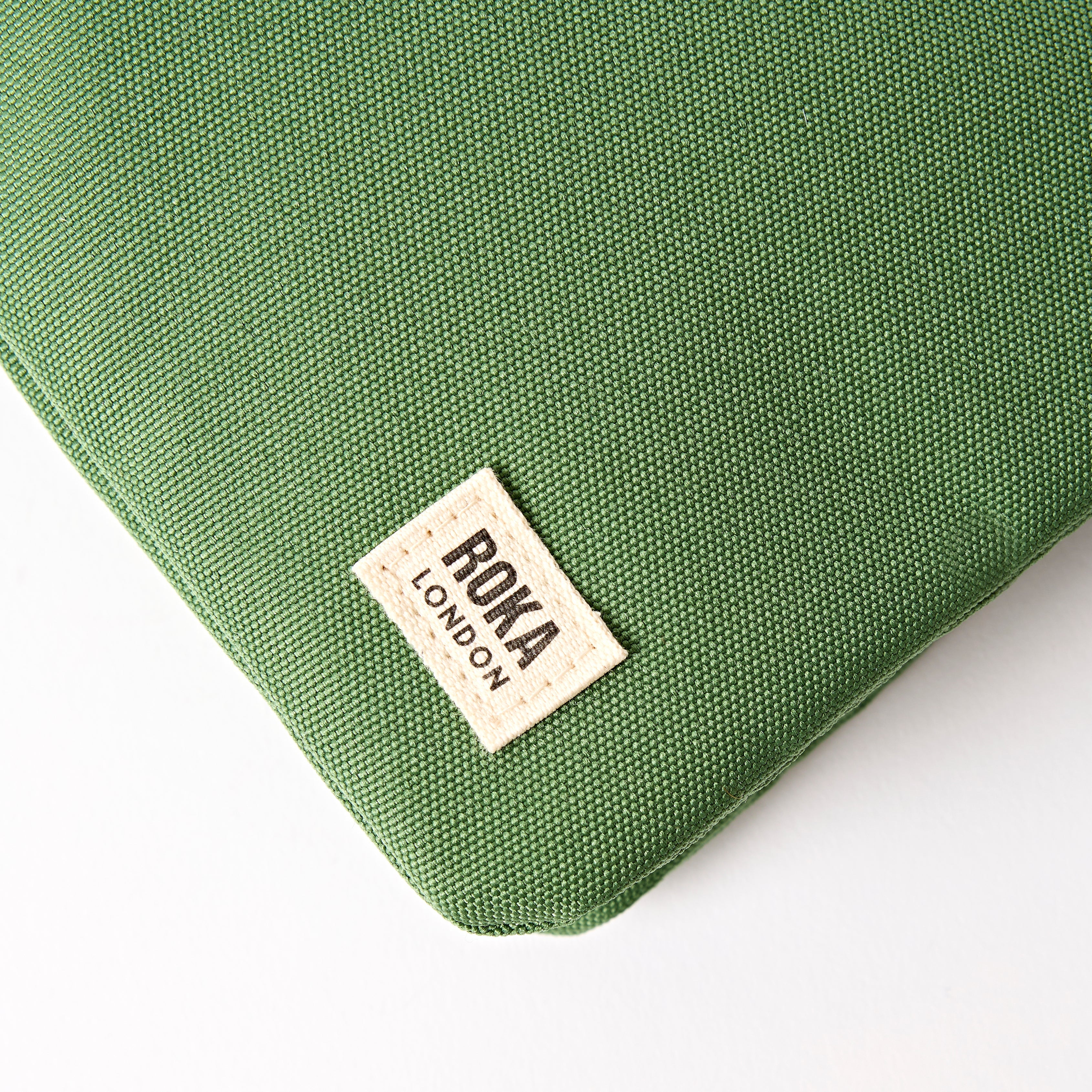 ROKA London - Carnaby XL XL Carnaby crossbody-väska #Färg_Artichoke