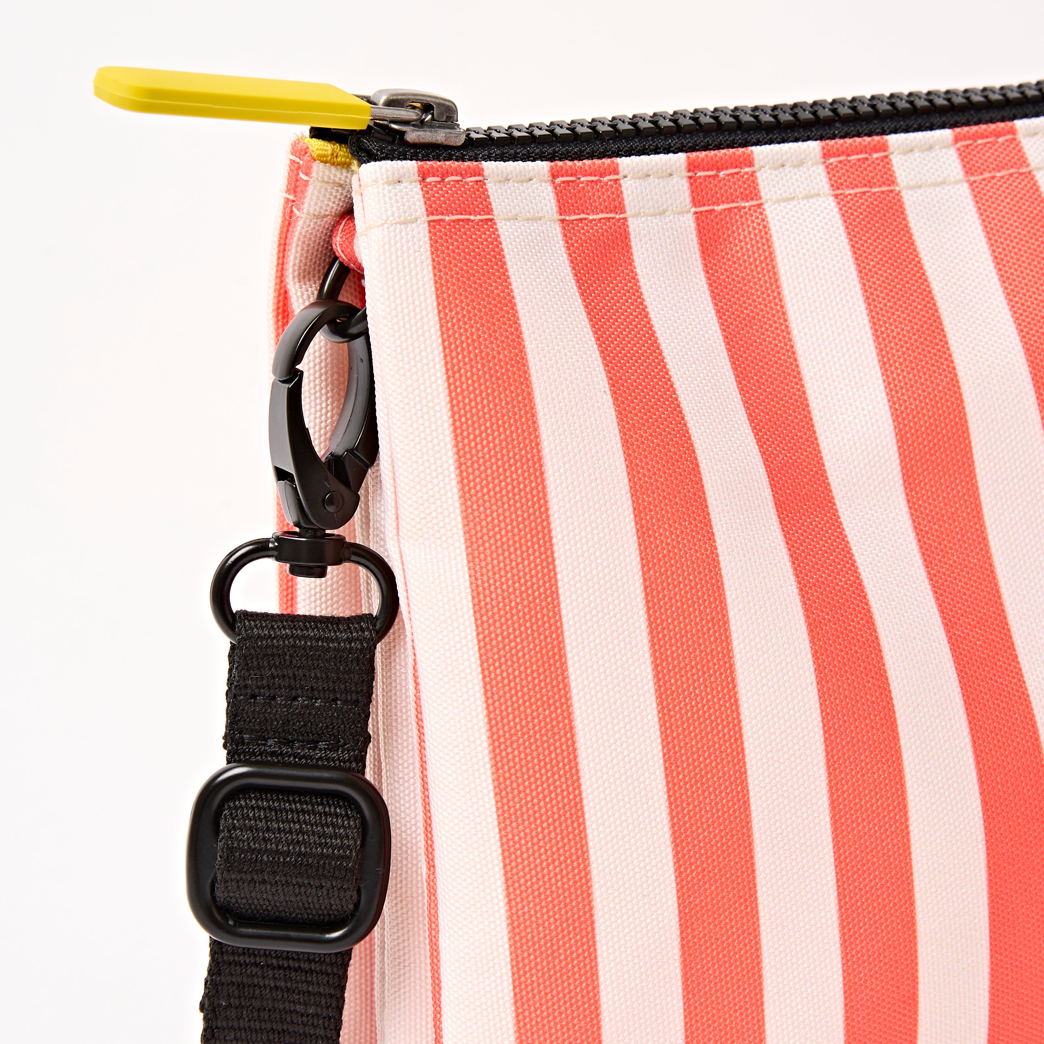 ROKA London - Carnaby XL XL Carnaby crossbody-väska #Färg_Coral_Stripe