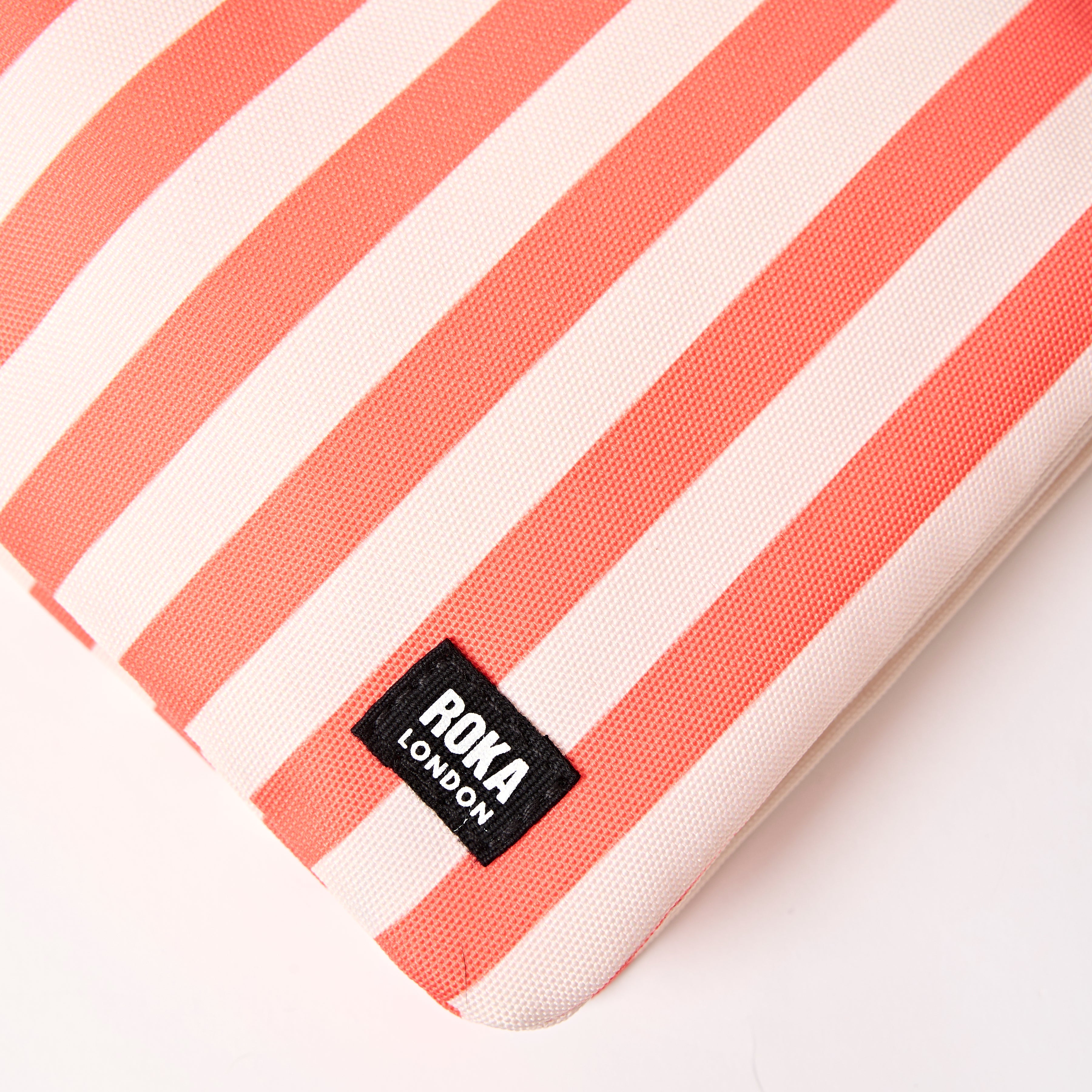 ROKA London - Carnaby XL XL Carnaby crossbody-väska #Färg_Coral_Stripe
