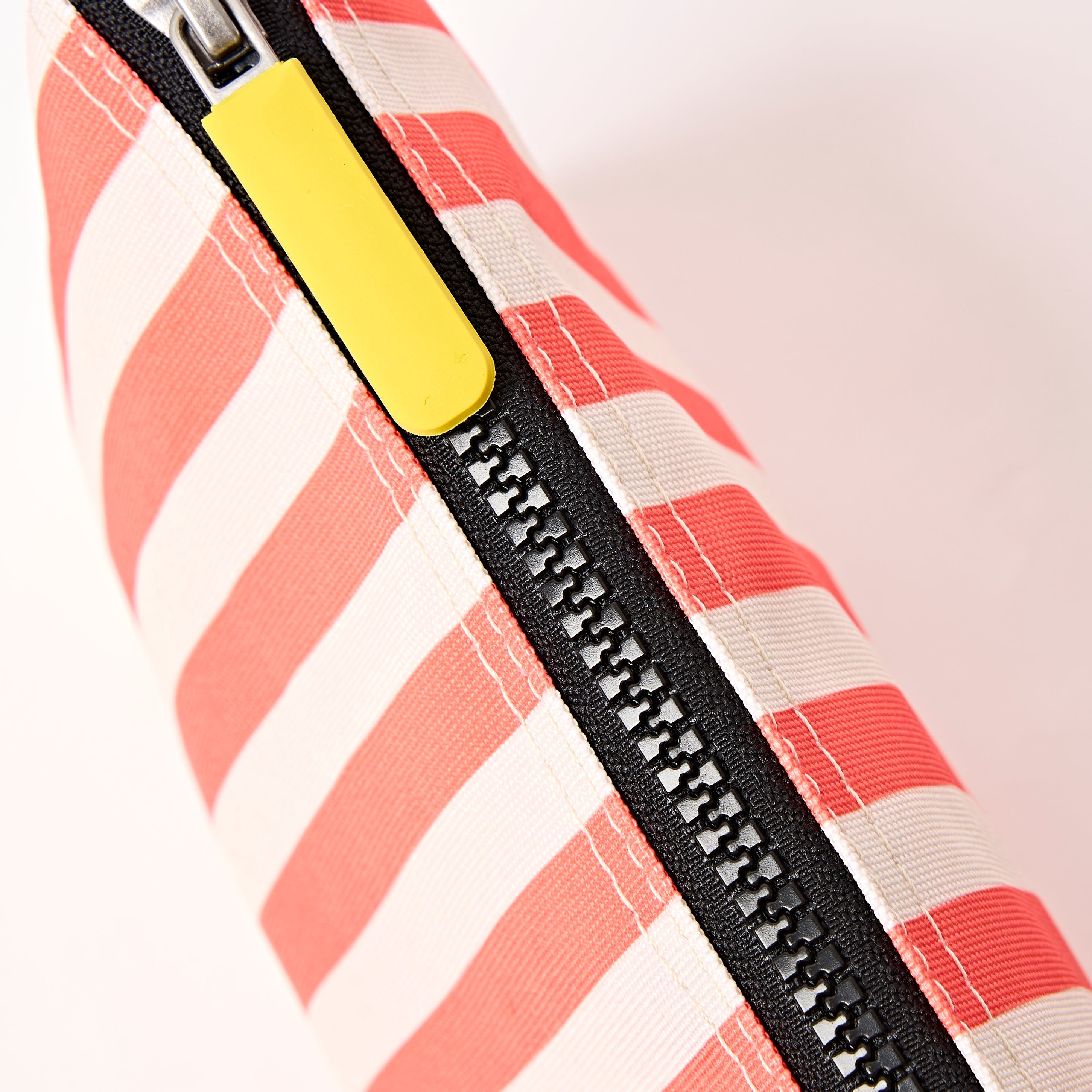 ROKA London - Carnaby XL XL Carnaby crossbody-väska #Färg_Coral_Stripe