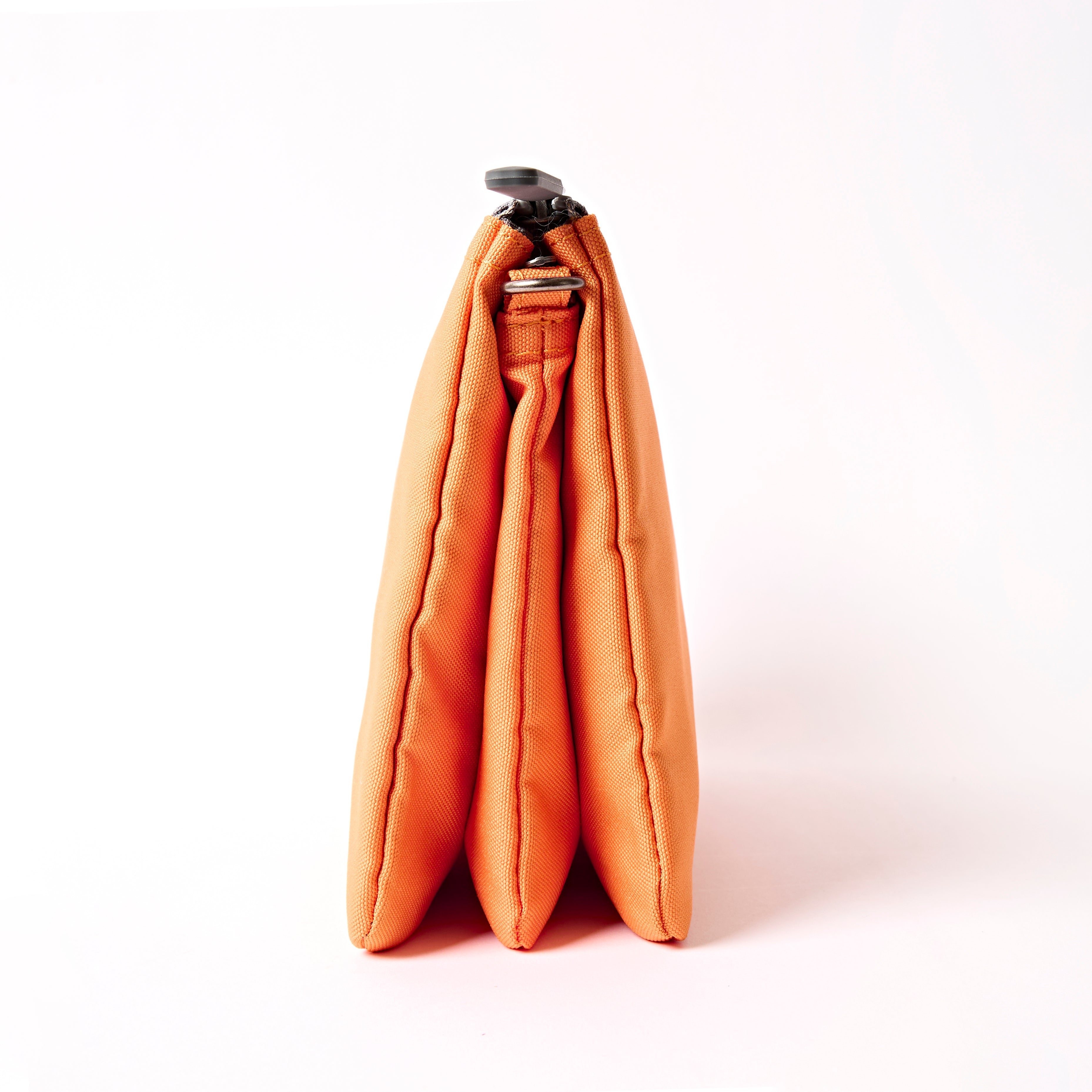 ROKA London - Carnaby XL XL Carnaby crossbody-väska #Färg_Jaffa_Orange
