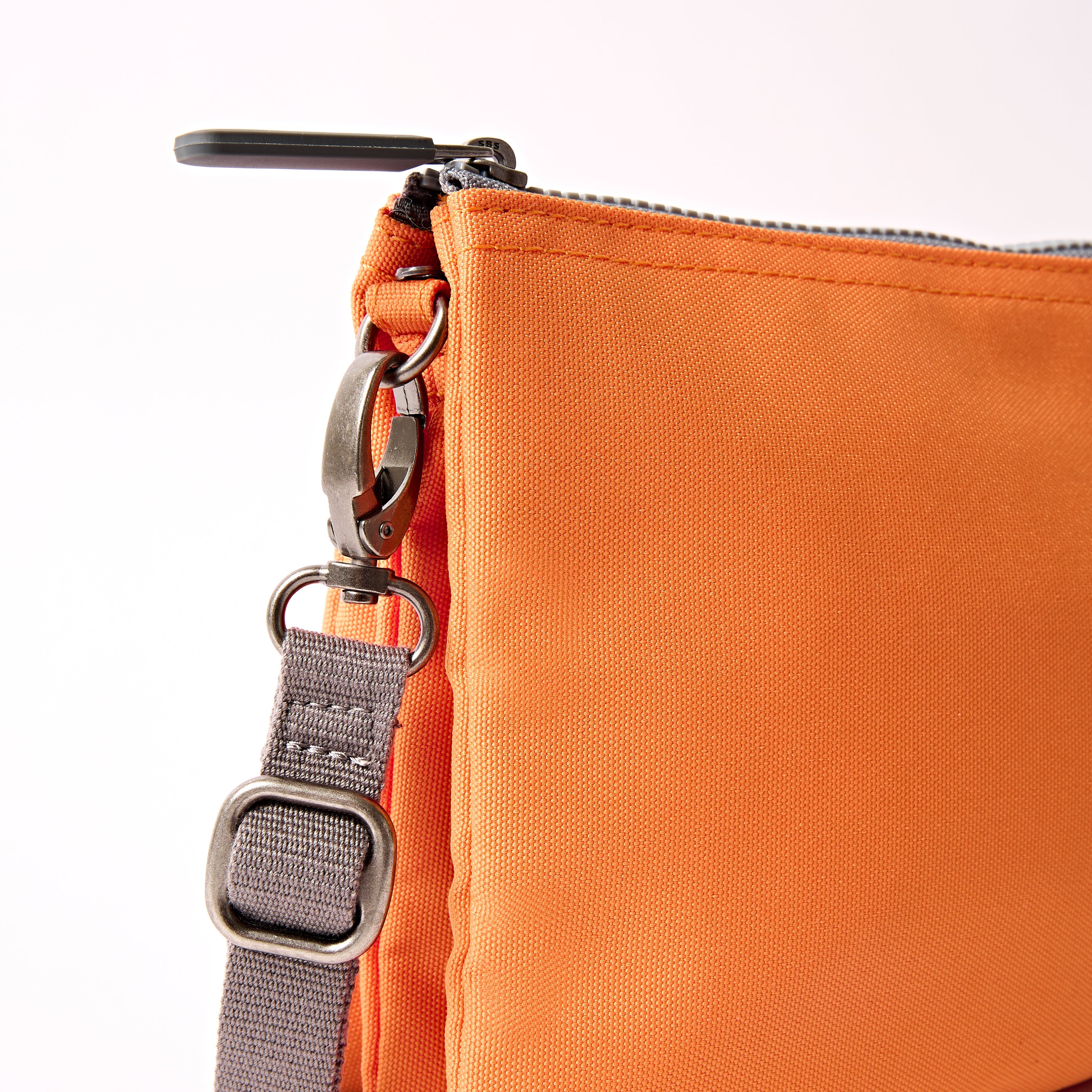 ROKA London - Carnaby XL XL Carnaby crossbody-väska #Färg_Jaffa_Orange