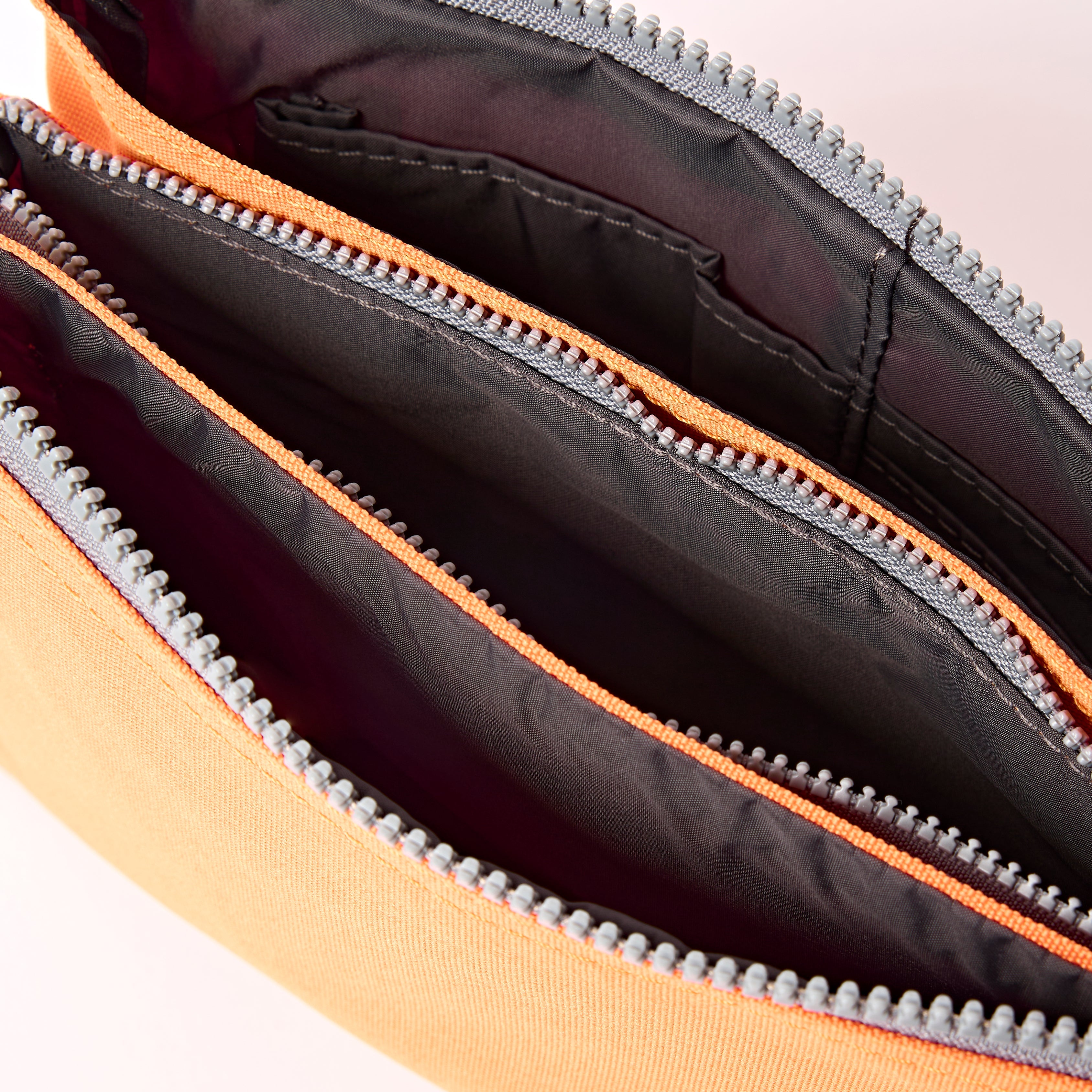 ROKA London - Carnaby XL XL Carnaby crossbody-väska #Färg_Jaffa_Orange