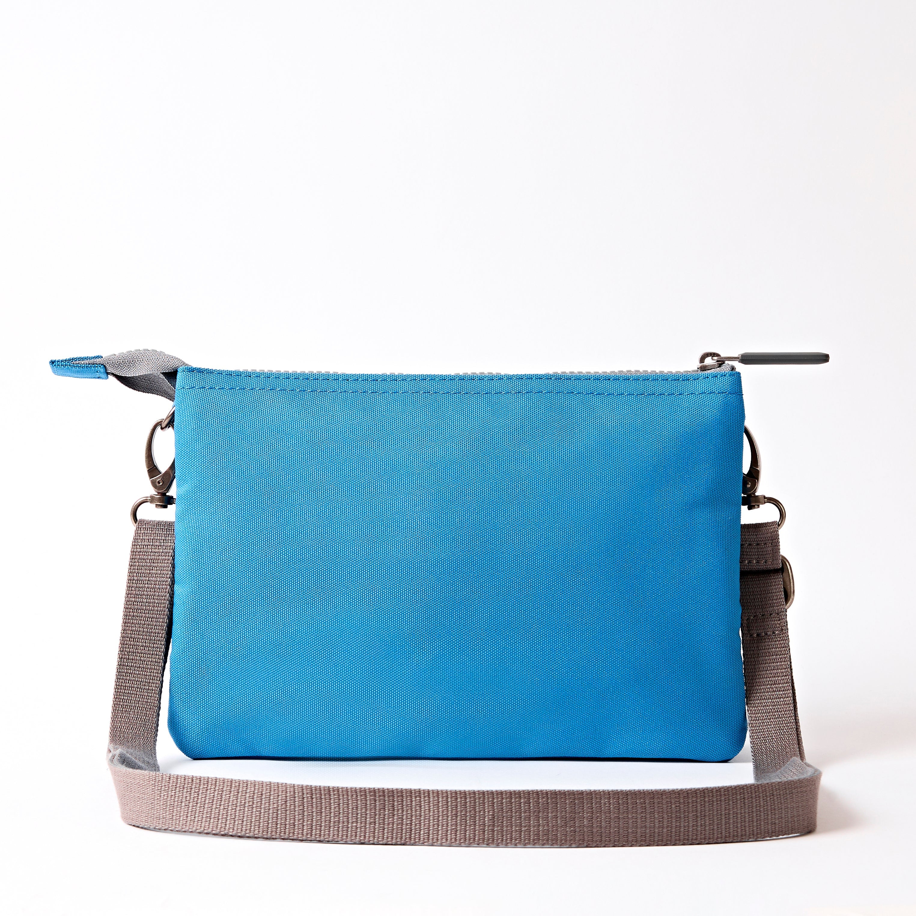 ROKA London - Carnaby XL XL Carnaby crossbody-väska #Färg_Malibu_Blue