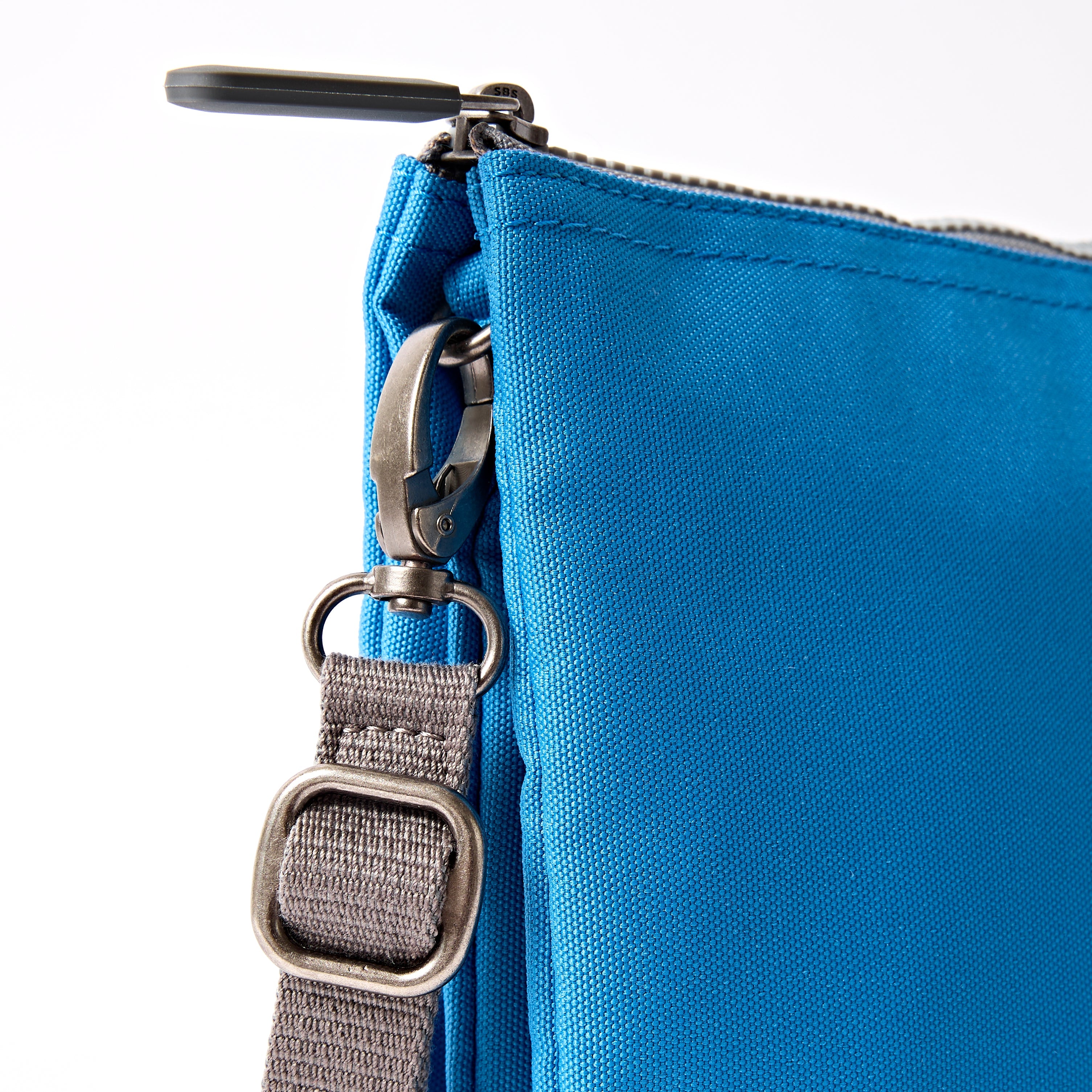 ROKA London - Carnaby XL XL Carnaby crossbody-väska #Färg_Malibu_Blue