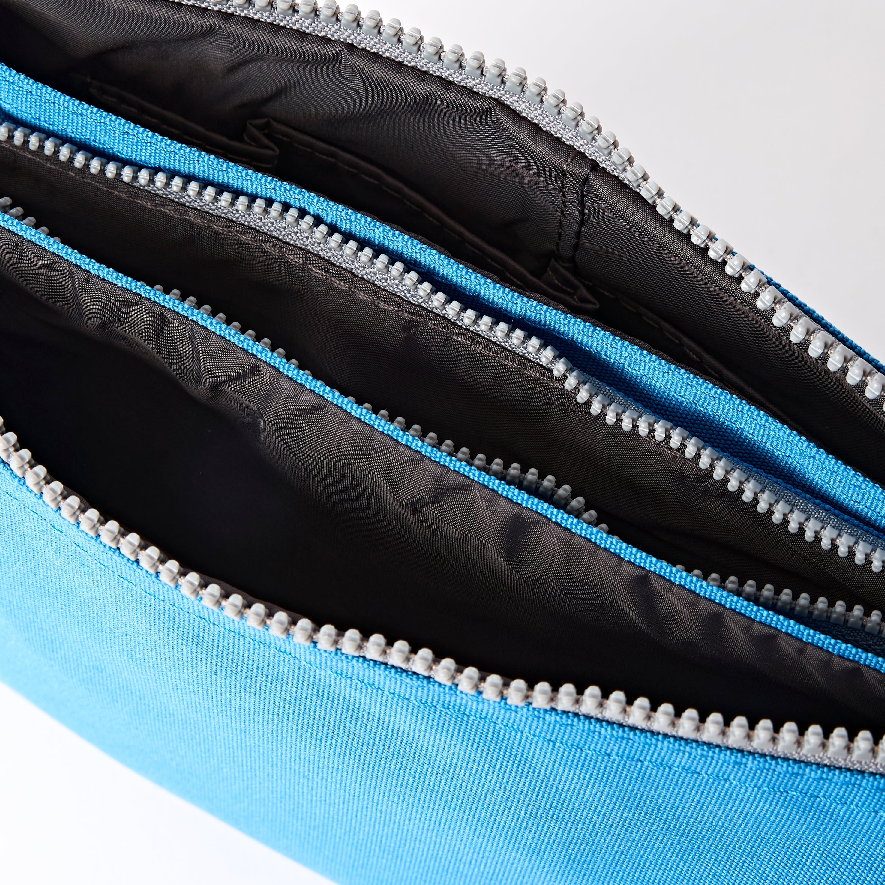 ROKA London - Carnaby XL XL Carnaby crossbody-väska #Färg_Malibu_Blue