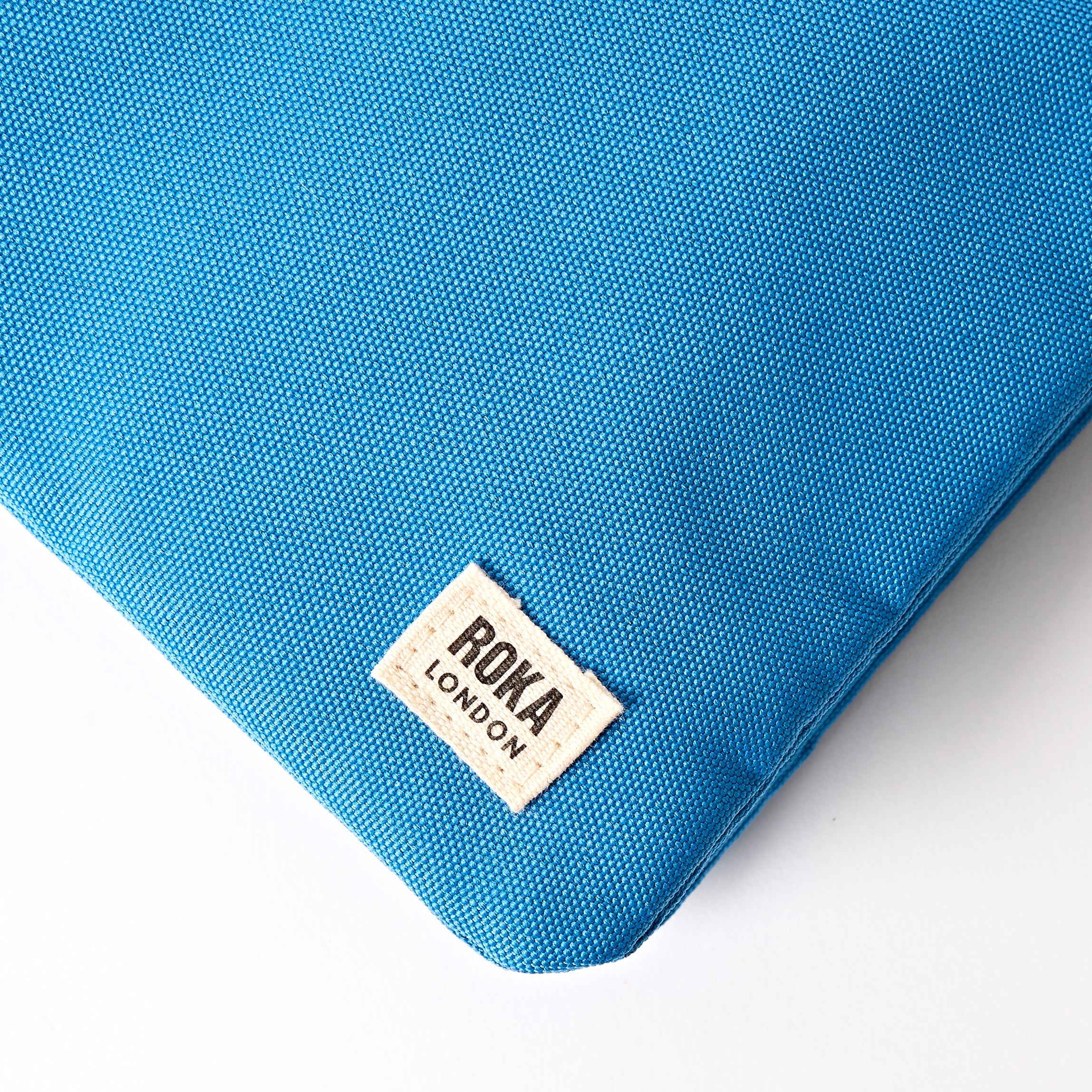 ROKA London - Carnaby XL XL Carnaby crossbody-väska #Färg_Malibu_Blue