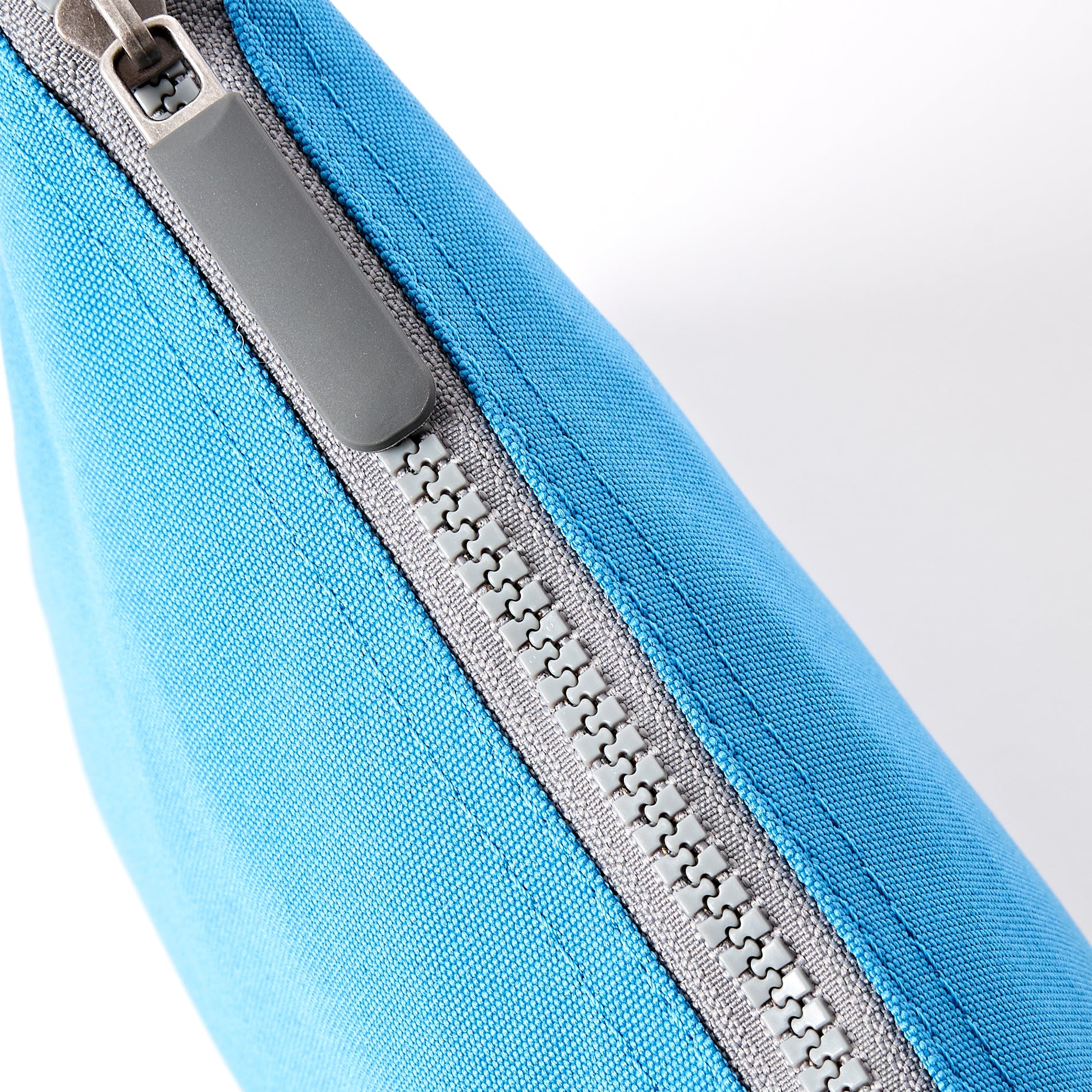 ROKA London - Carnaby XL XL Carnaby crossbody-väska #Färg_Malibu_Blue