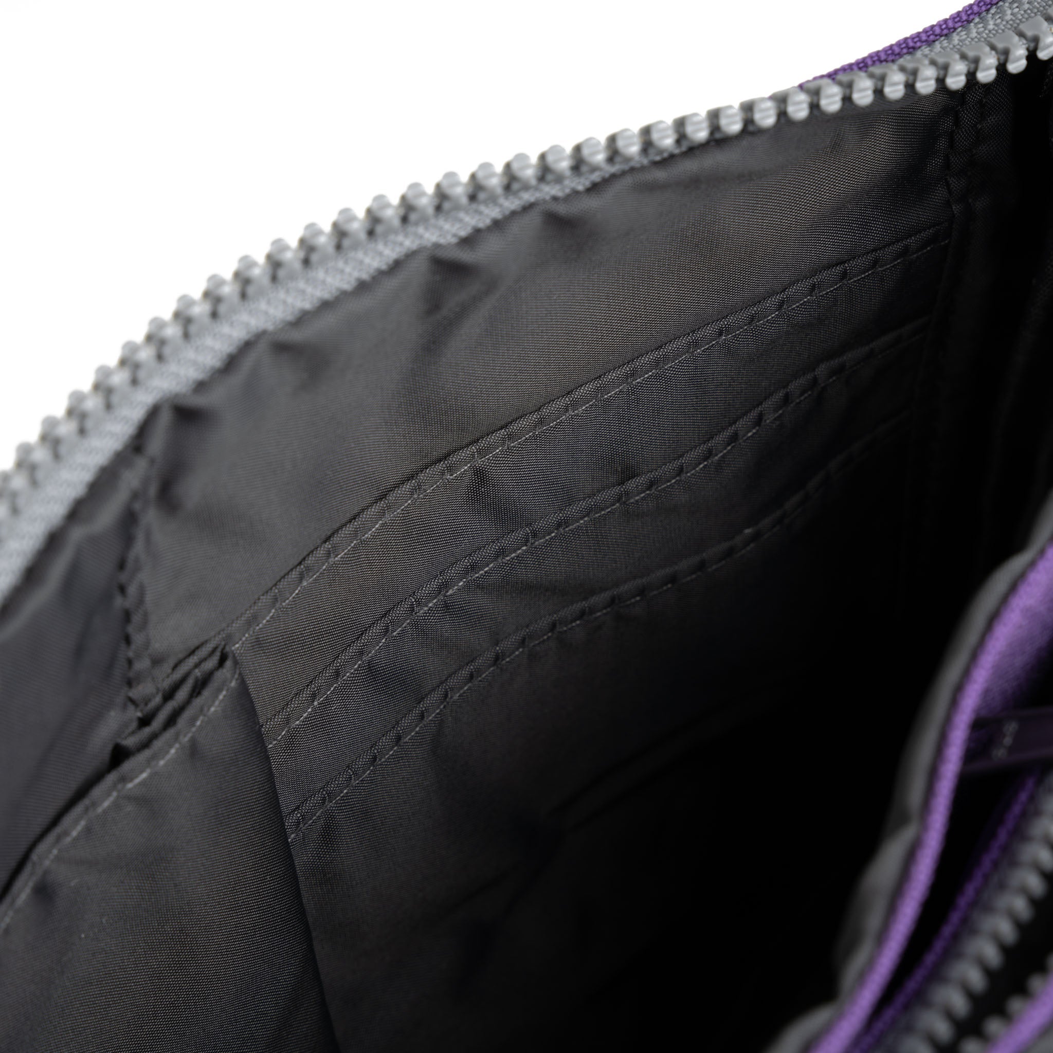 ROKA London - Carnaby XL XL Carnaby crossbody-väska #Färg_Imperial_Purple
