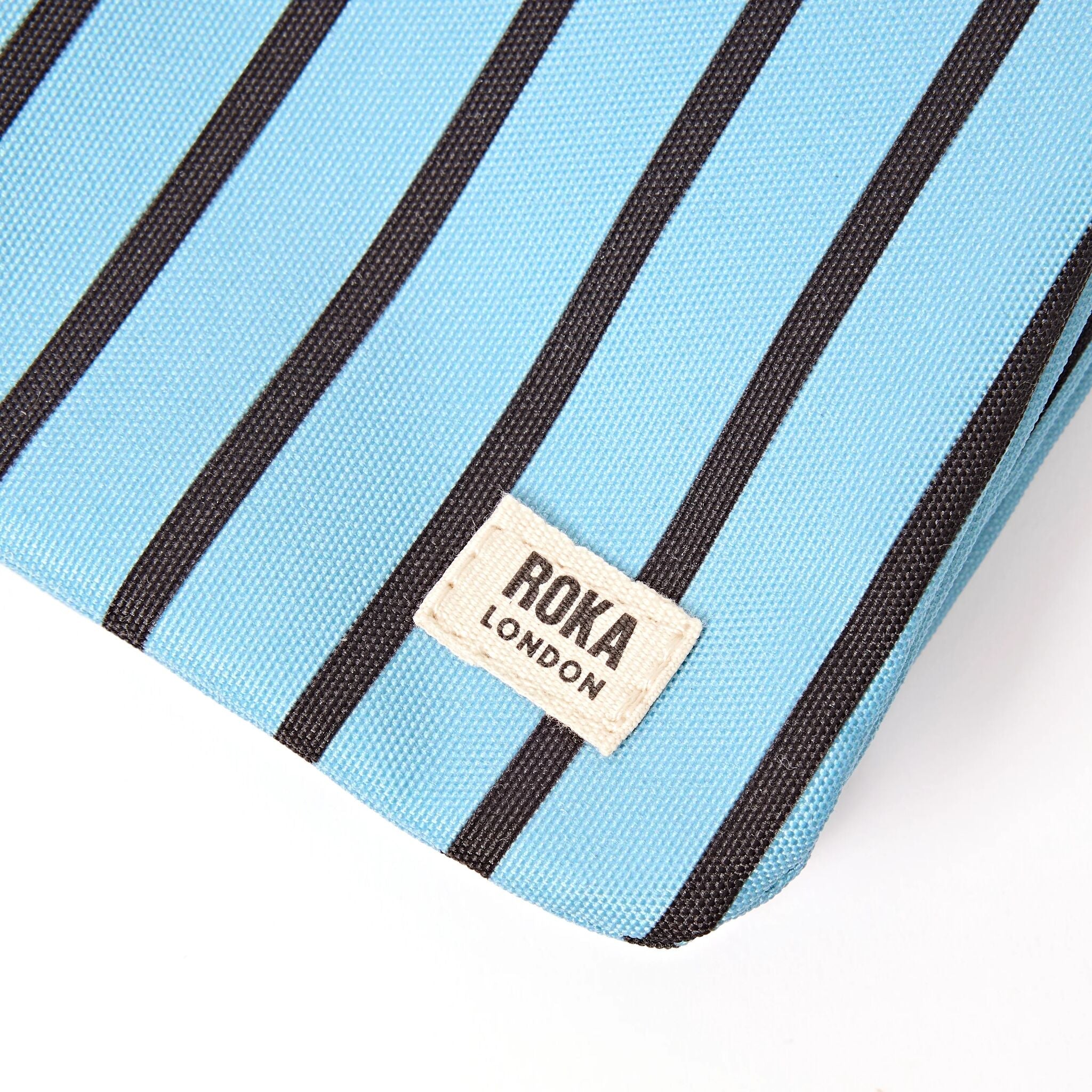 ROKA London - Carnaby XL XL Carnaby crossbody-väska #Färg_Blue_Stripe