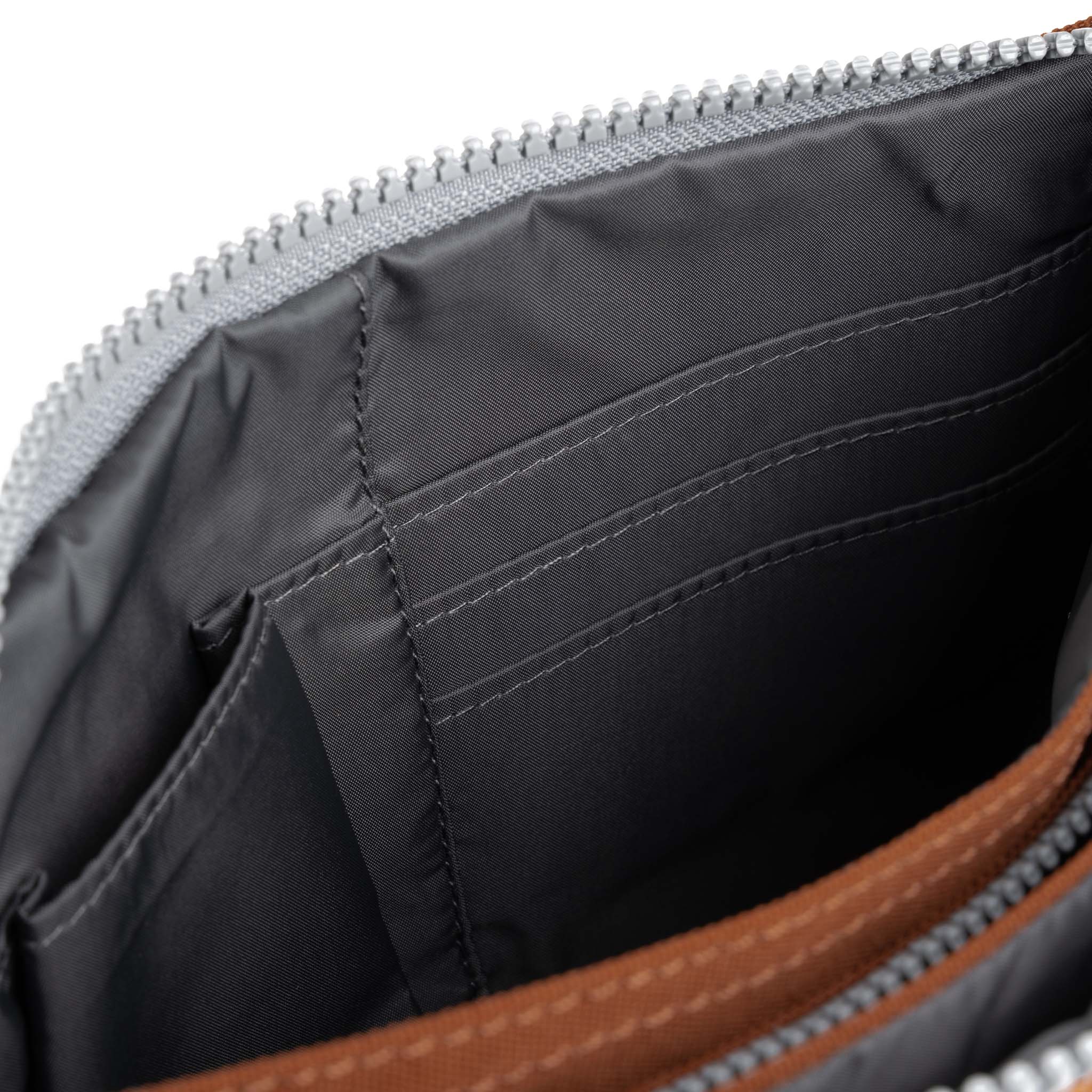 ROKA London - Carnaby XL XL Carnaby crossbody-väska #Färg_Bran